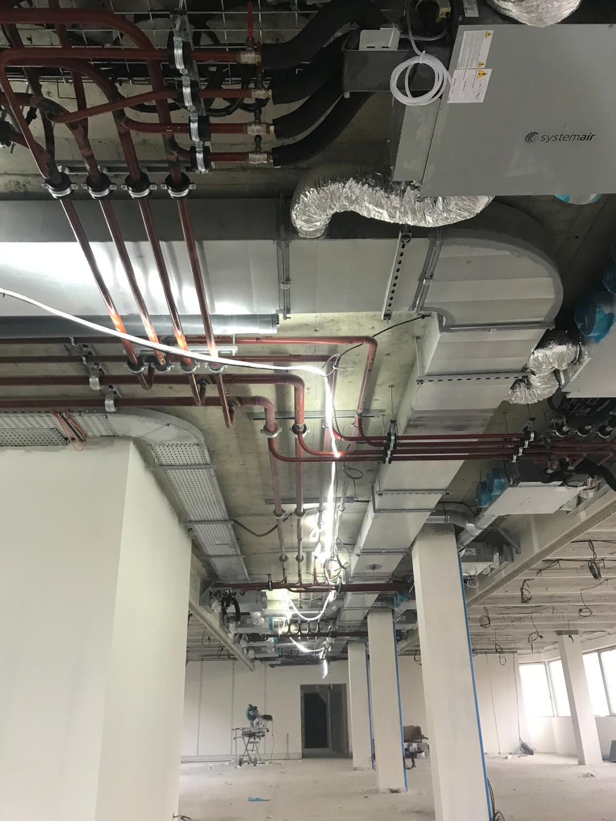 Unité de climatisation moderne installée pour confort thermique intérieur