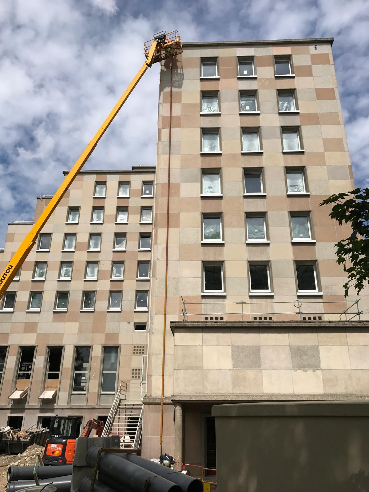 Grue de chantier en action pour travaux de construction lourde