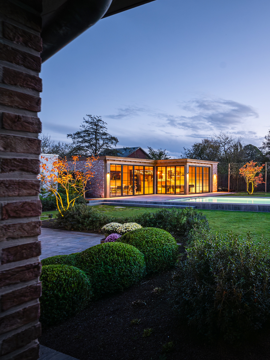 Poolhouse bij natuurstenen zwembad met ruime zitplaats