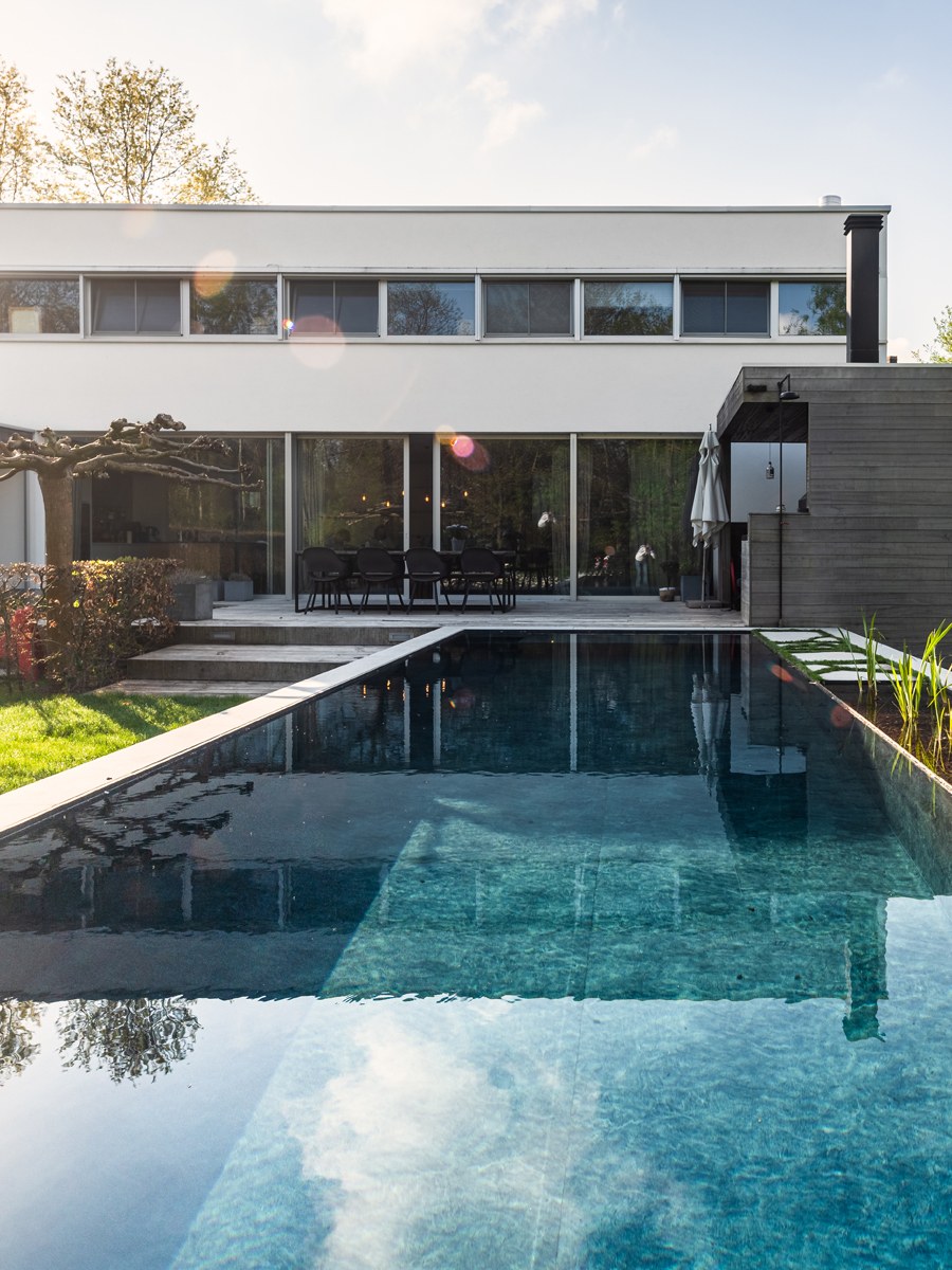 Strak zwembad in minimalistische tuin met sobere afwerking