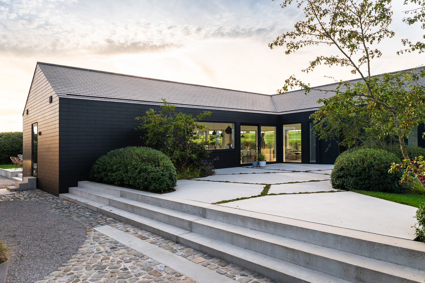Ingang poolhouse met grote stapstenen