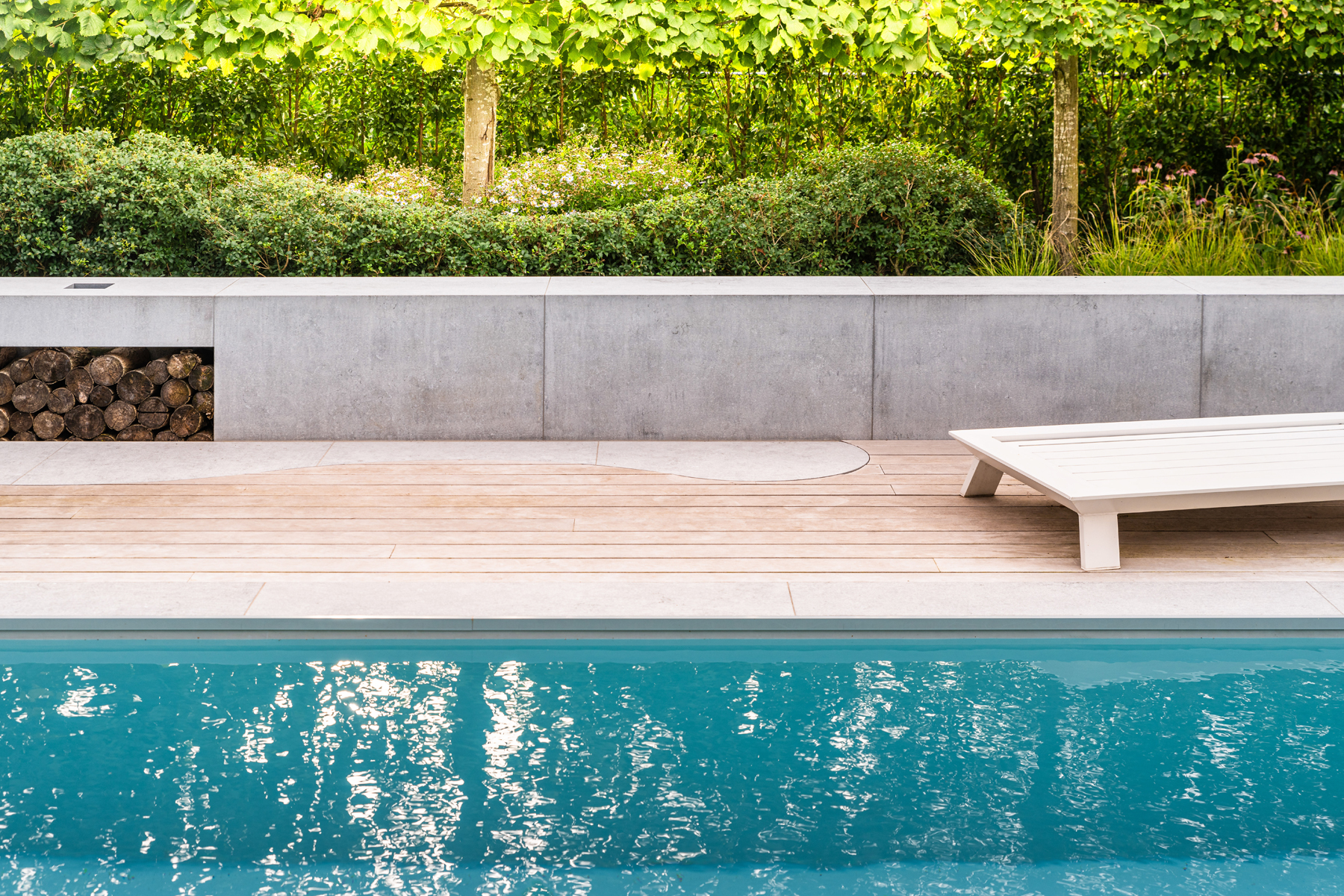 Detail van afboording zwembad, combinatie van hout en beton