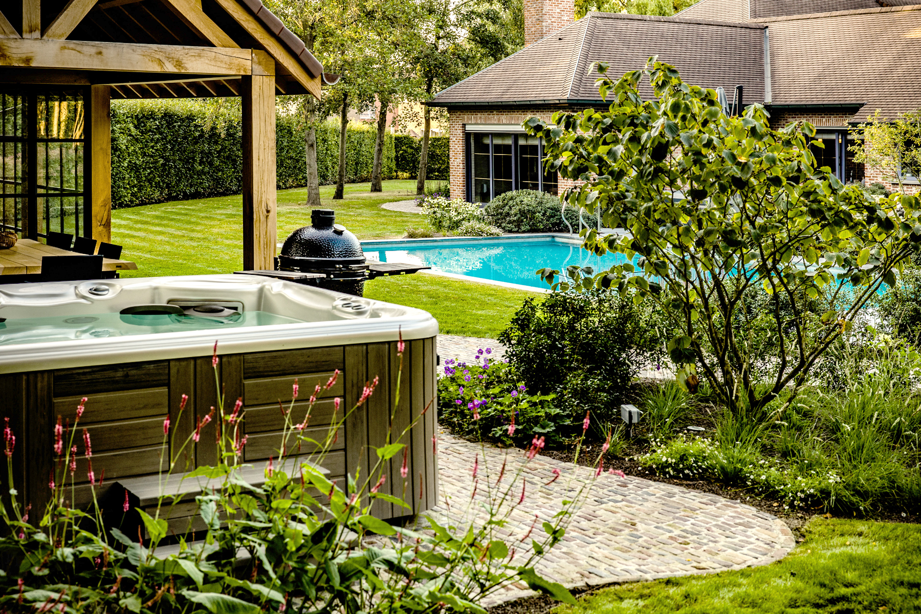 Romantische tuin met naast zwembad ook bubbelbad