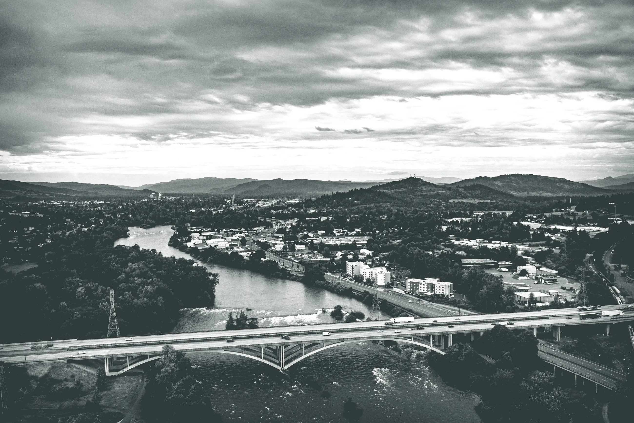 Black & white aerial photo of Eugene and the Willamette River