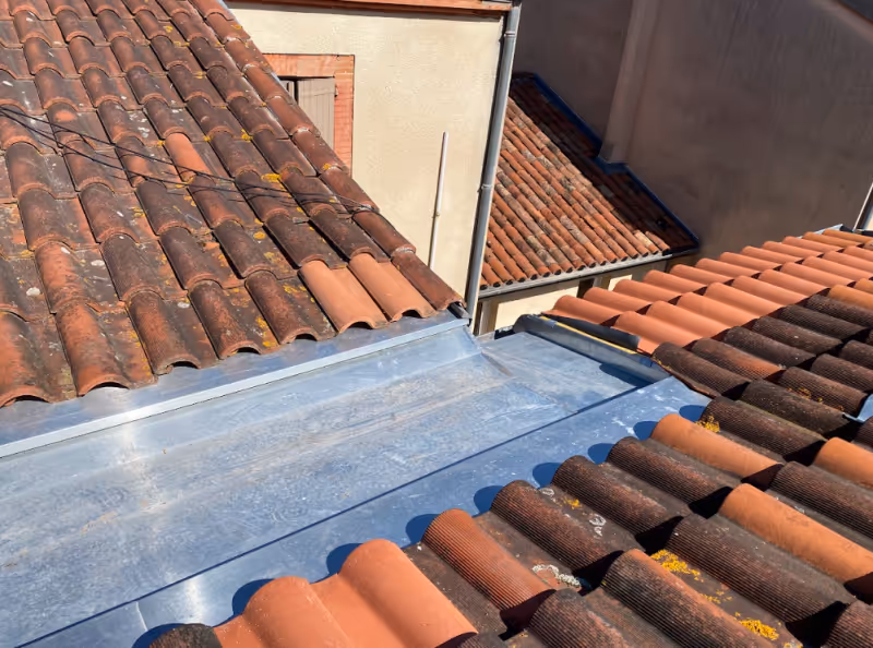 Façonnage gouttière sur mesure Toulouse - Zinguerie artisanale Couvreurs Occitans