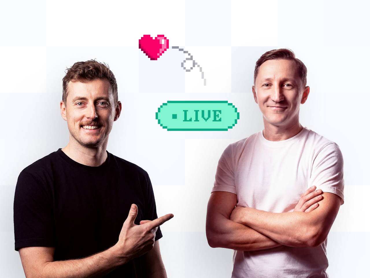 Prowadzący kurs Wojtek (po lewej) wskazuje na Piorka (po prawej), który stoi ze skrzyżowanymi ramionami. Obaj w czarnych koszulkach. Nad nimi graficzne elementy: serce, etykieta 'LIVE' i linia przerywana, wskazujące na transmisję na żywo kursu.