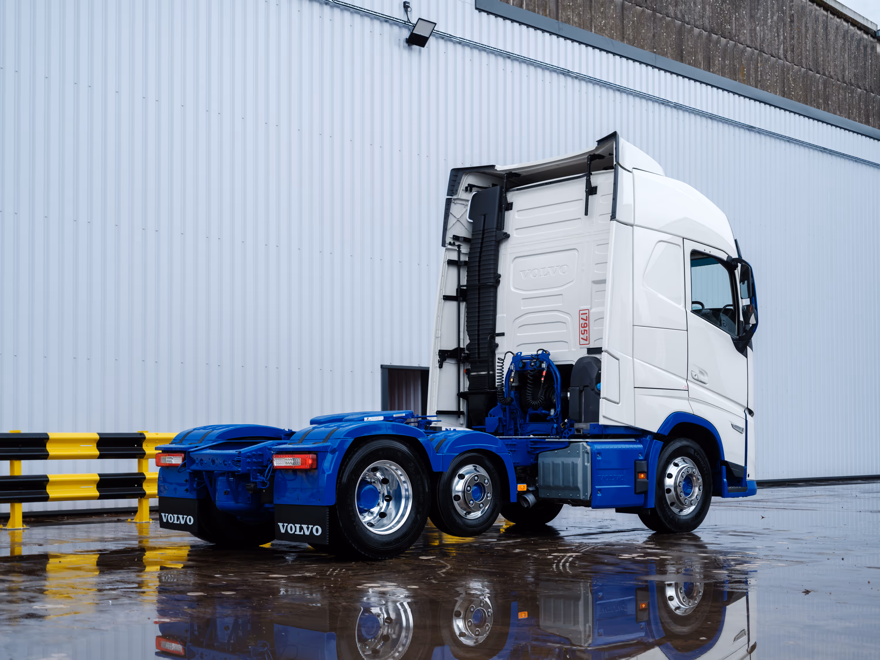 Rear quarter of a Volvo FH Aero truck resprayed by WCC.
