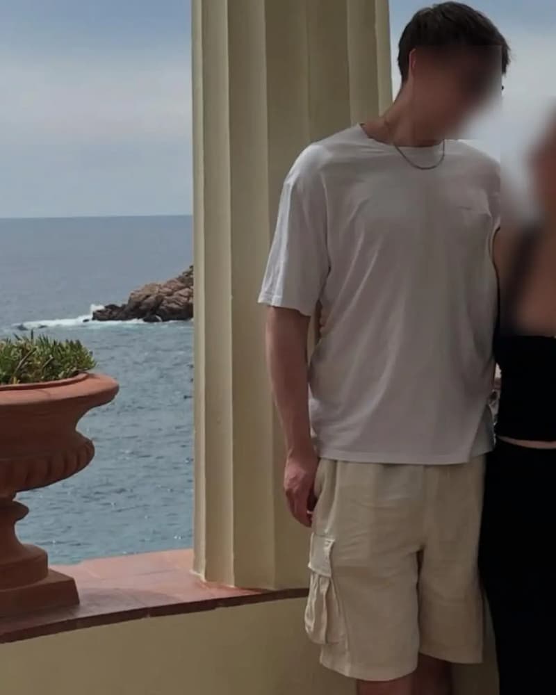 Phillip nach seiner 60kg-Abnahme, entspannt am Meer mit Sommeroutfit