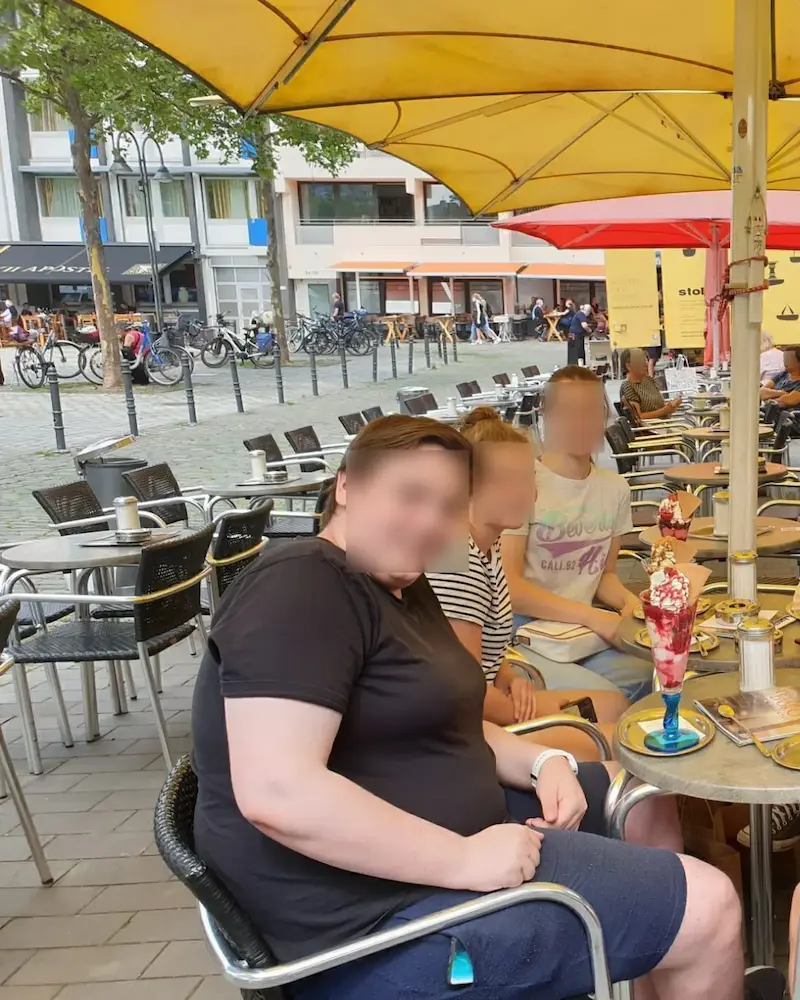 Phillip vor seiner Transformation mit deutlich höherem Körpergewicht, im Café sitzend