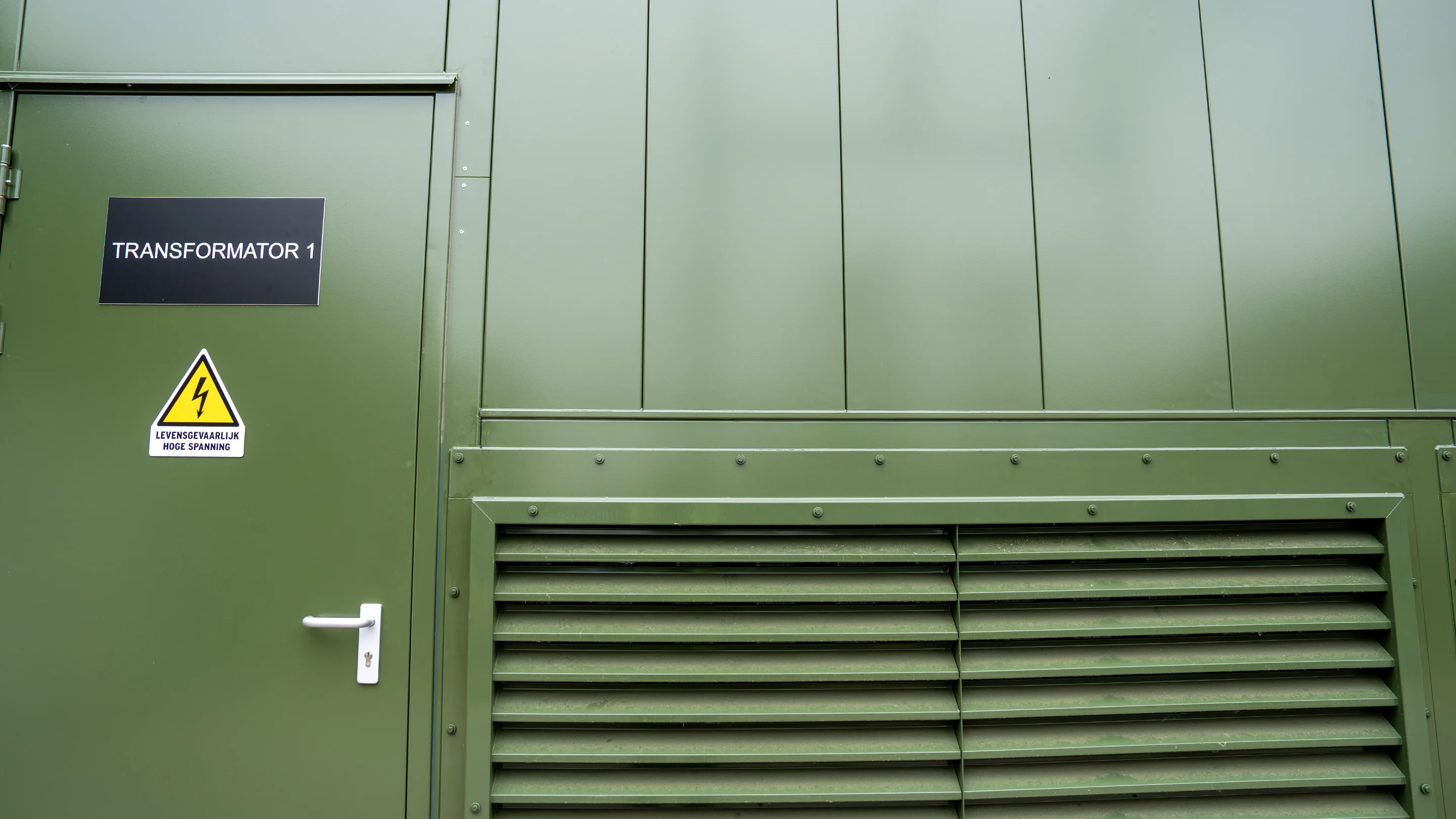Close up of a m-serie door and ventilation grilles at Enexis Gennep.