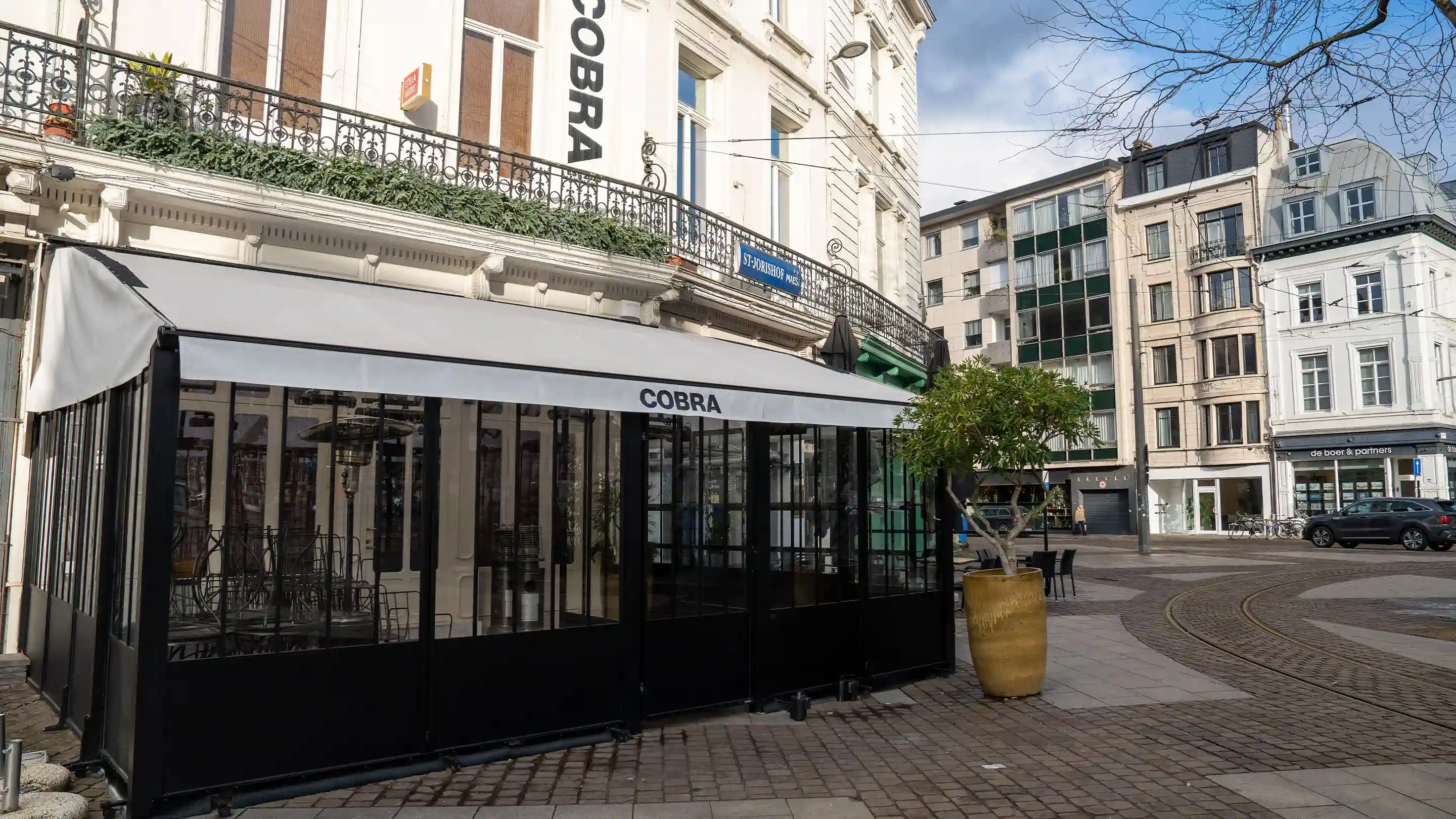 Buitenaanzicht van het restaurant COBRA in Antwerpen.