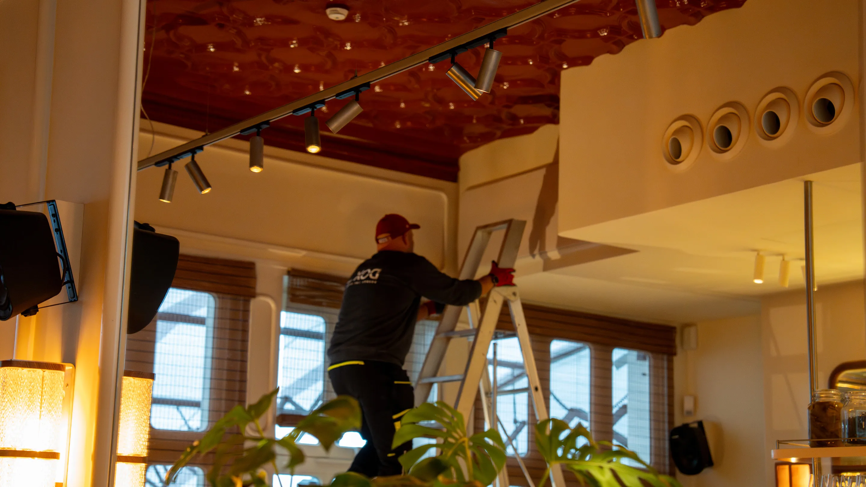 Montage van akoestische panelen in het plafond van restaurant COBRA.