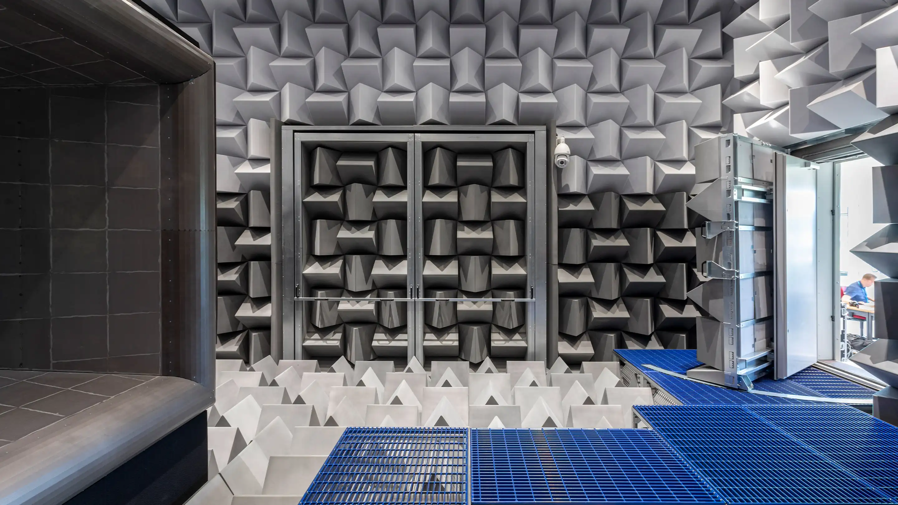 Open door at the anechoic chamber at NLR.