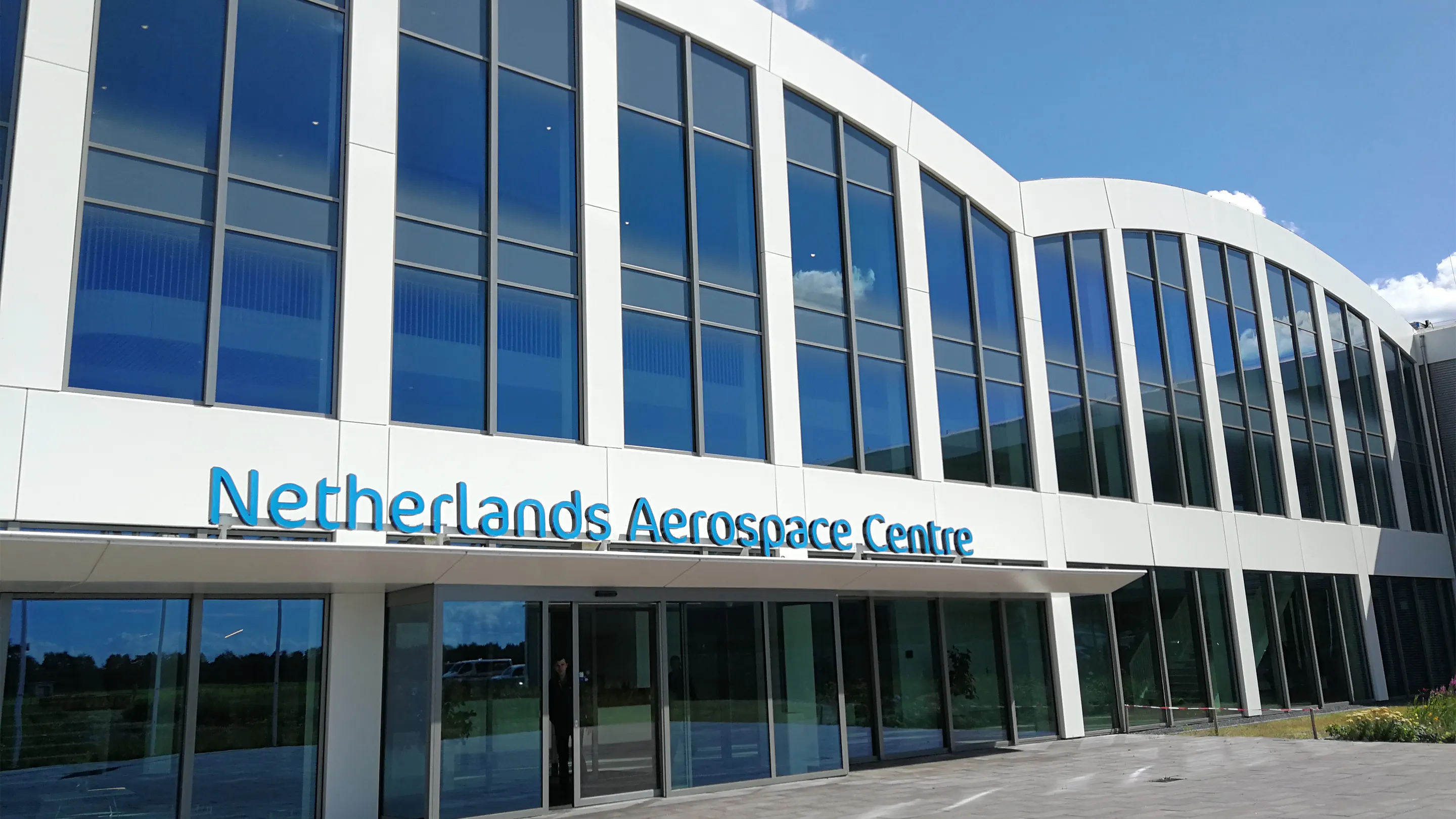 Outside view of the Netherlands Aerospace Centre (NLR in dutch).