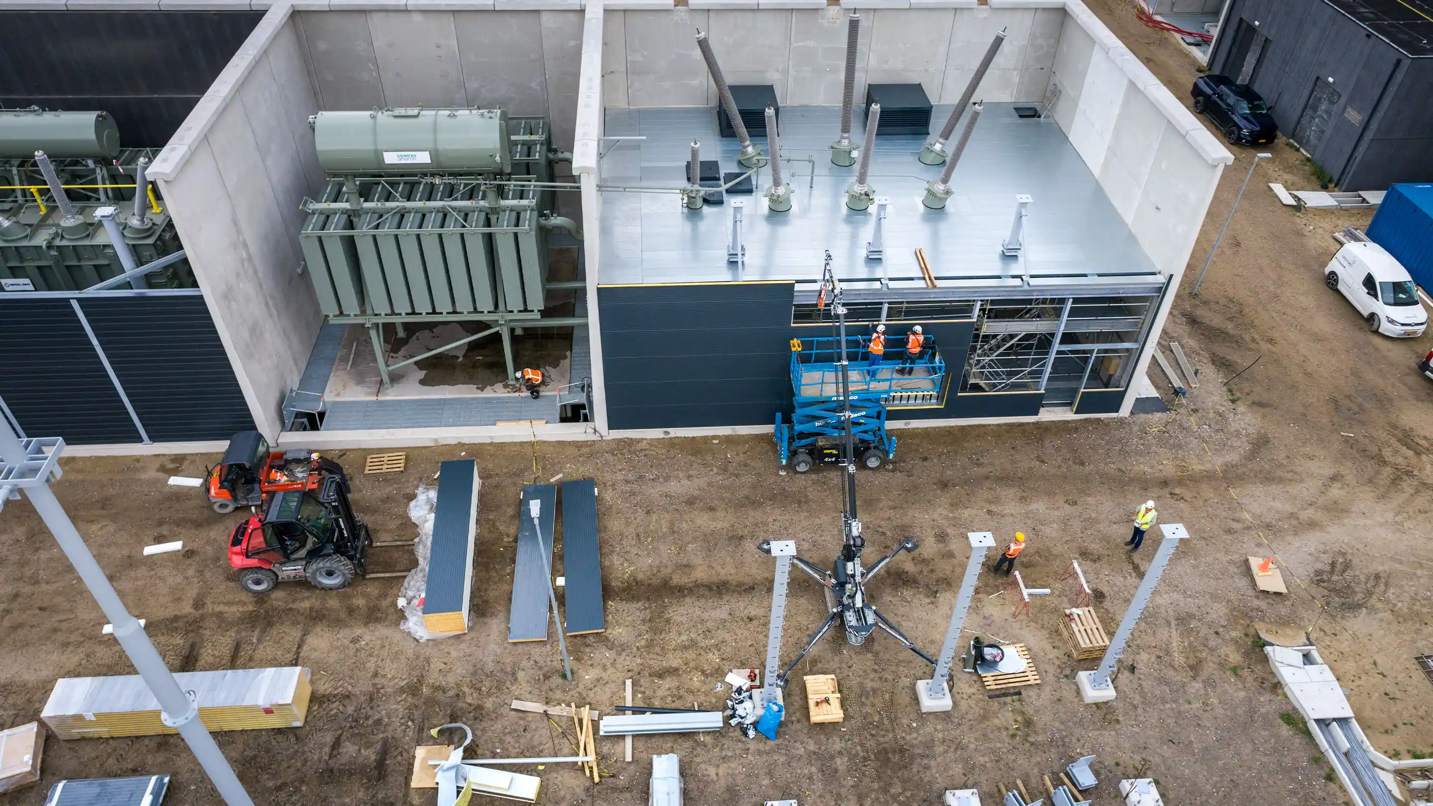 Build up of the noise control enclosure around the shunt reactor and transformers.
