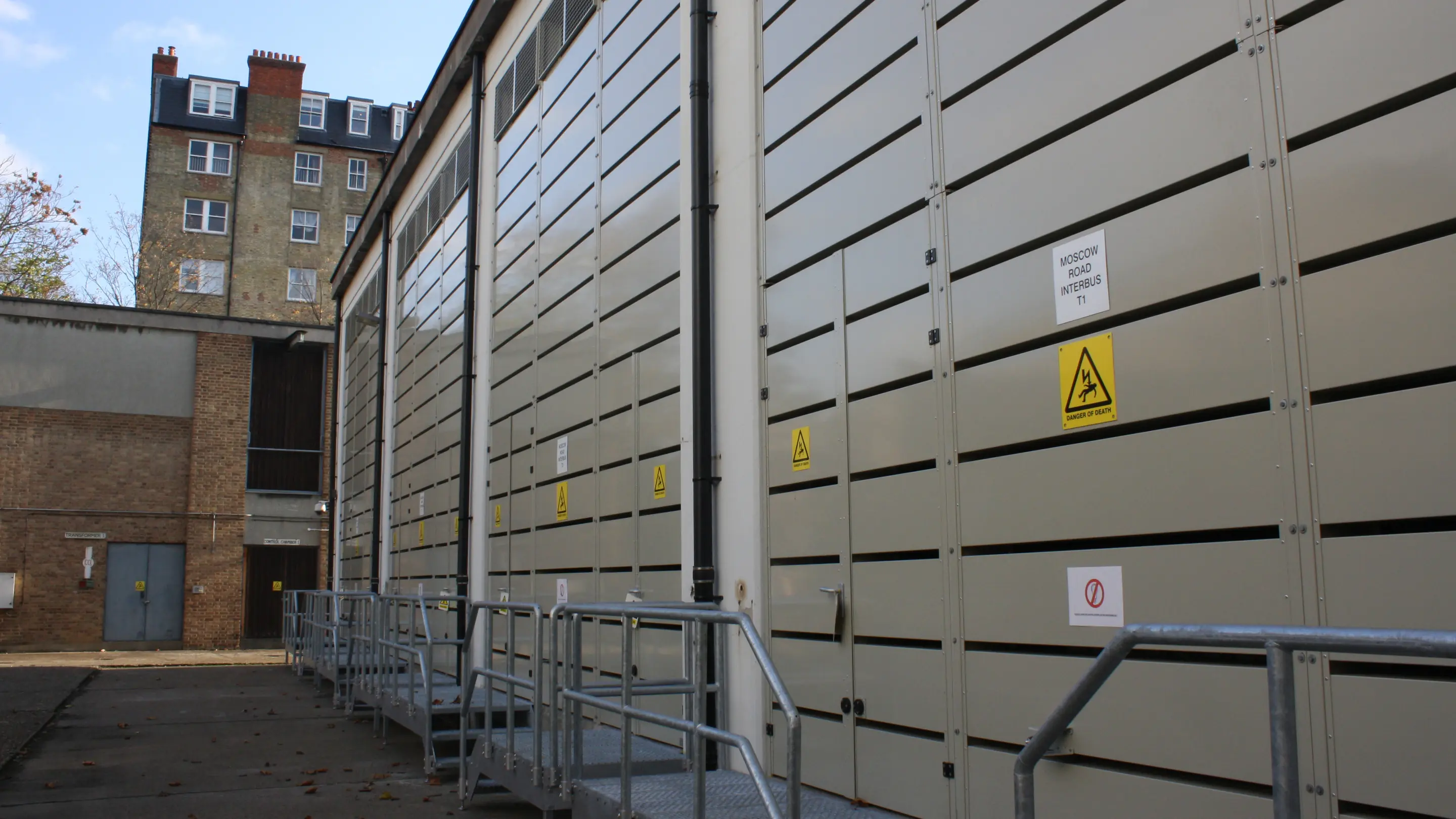 NoiseTrap® Panels die zijn ontworpen om laagfrequent geluid van industriële installaties te dempen.