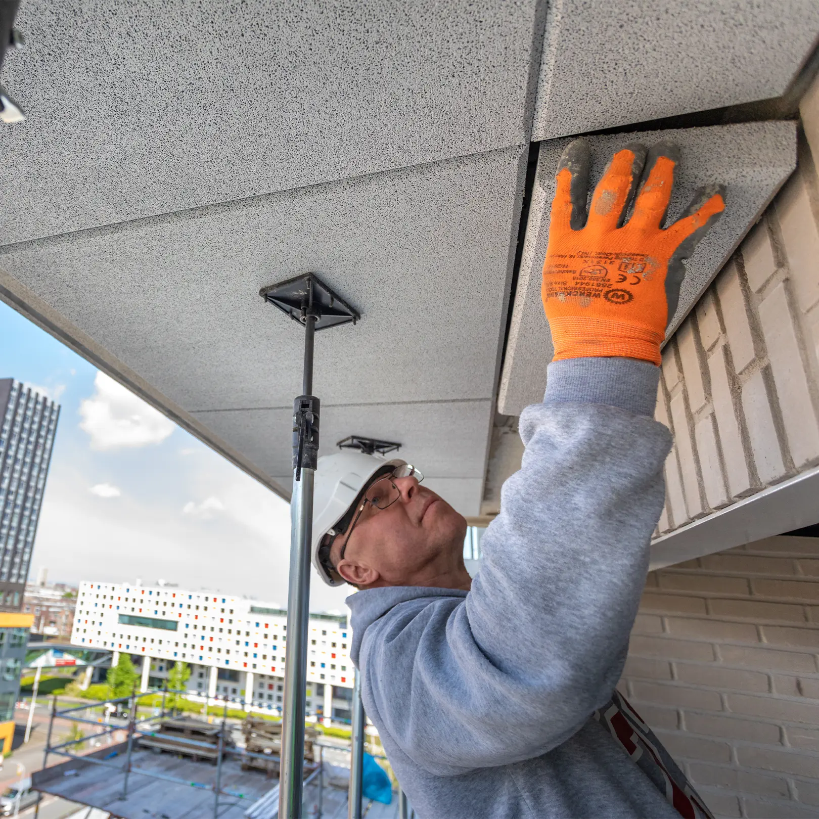 Merford medewerker installeert Soundglass.