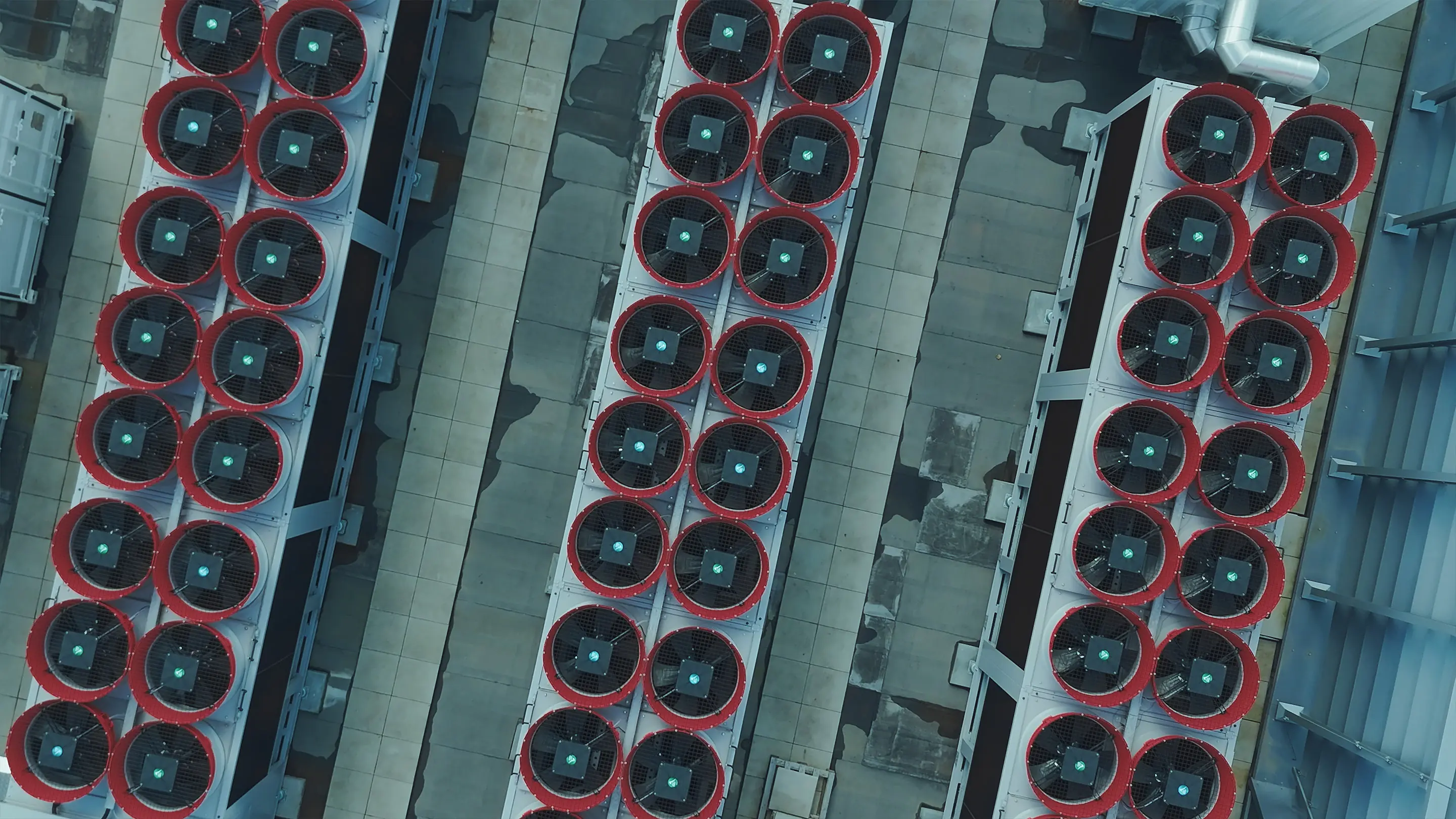Ventilatie-units op het dak van een datacenter.