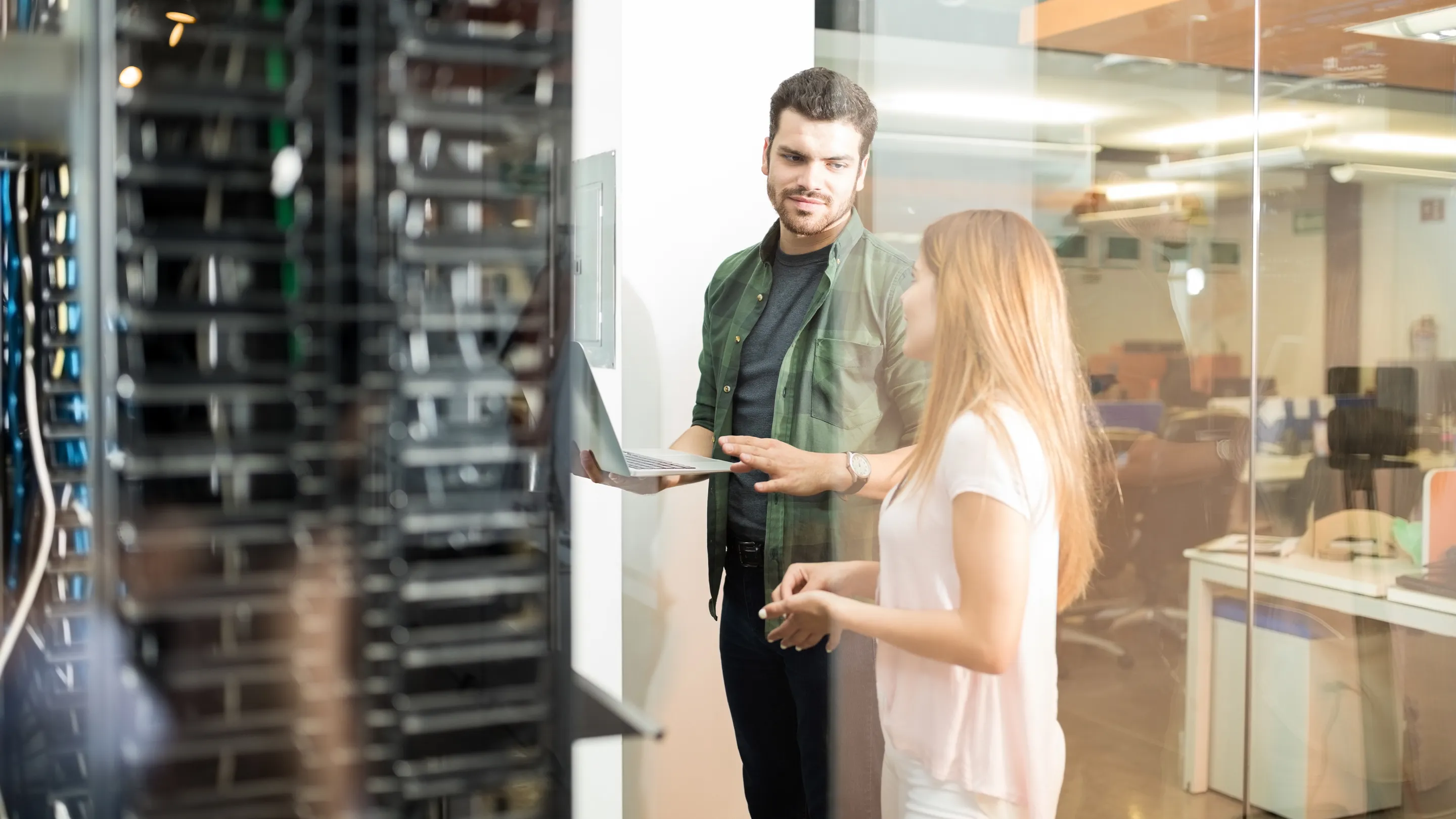 IT-professional werkend in serverruimte.