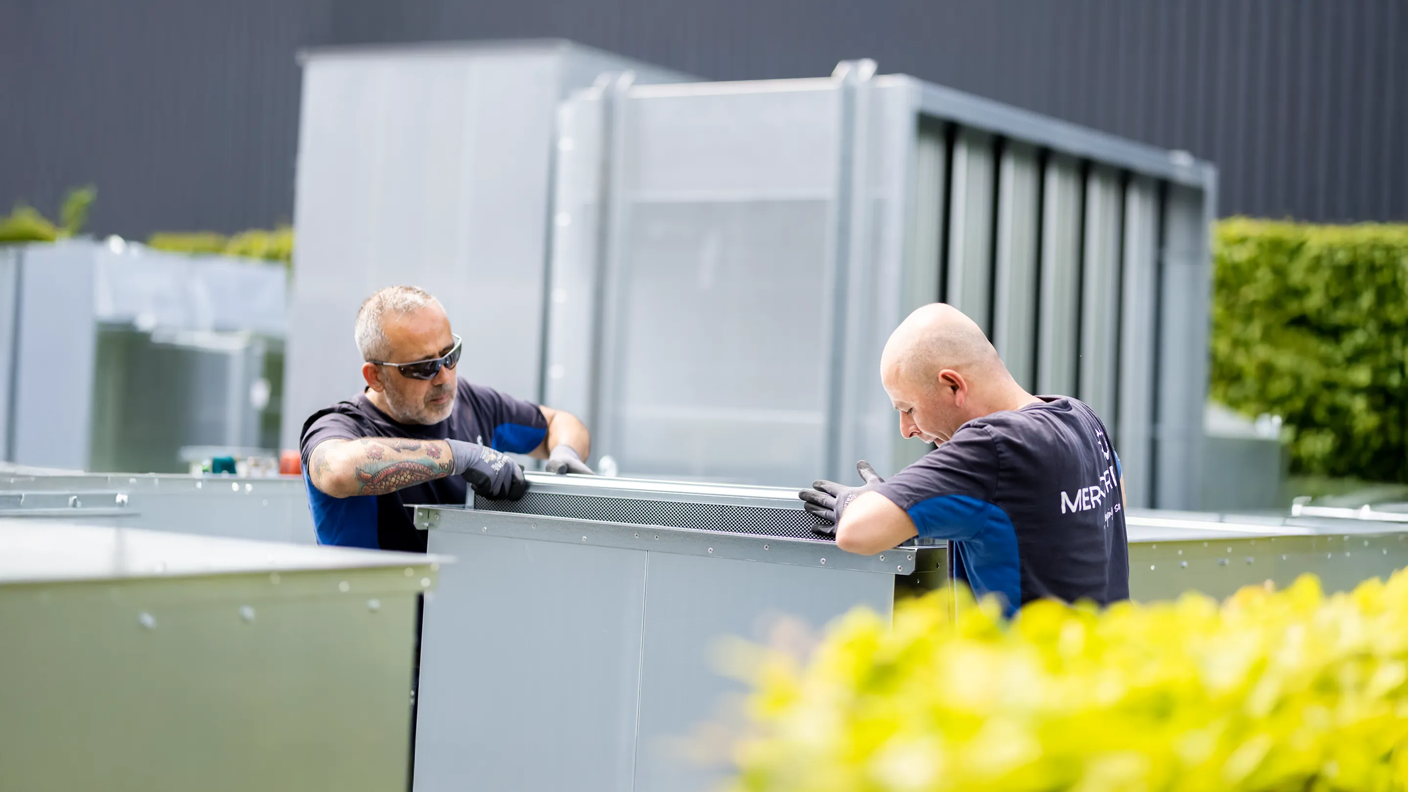 Merford-technici monteren een akoestische unit buiten tijdens de productie.