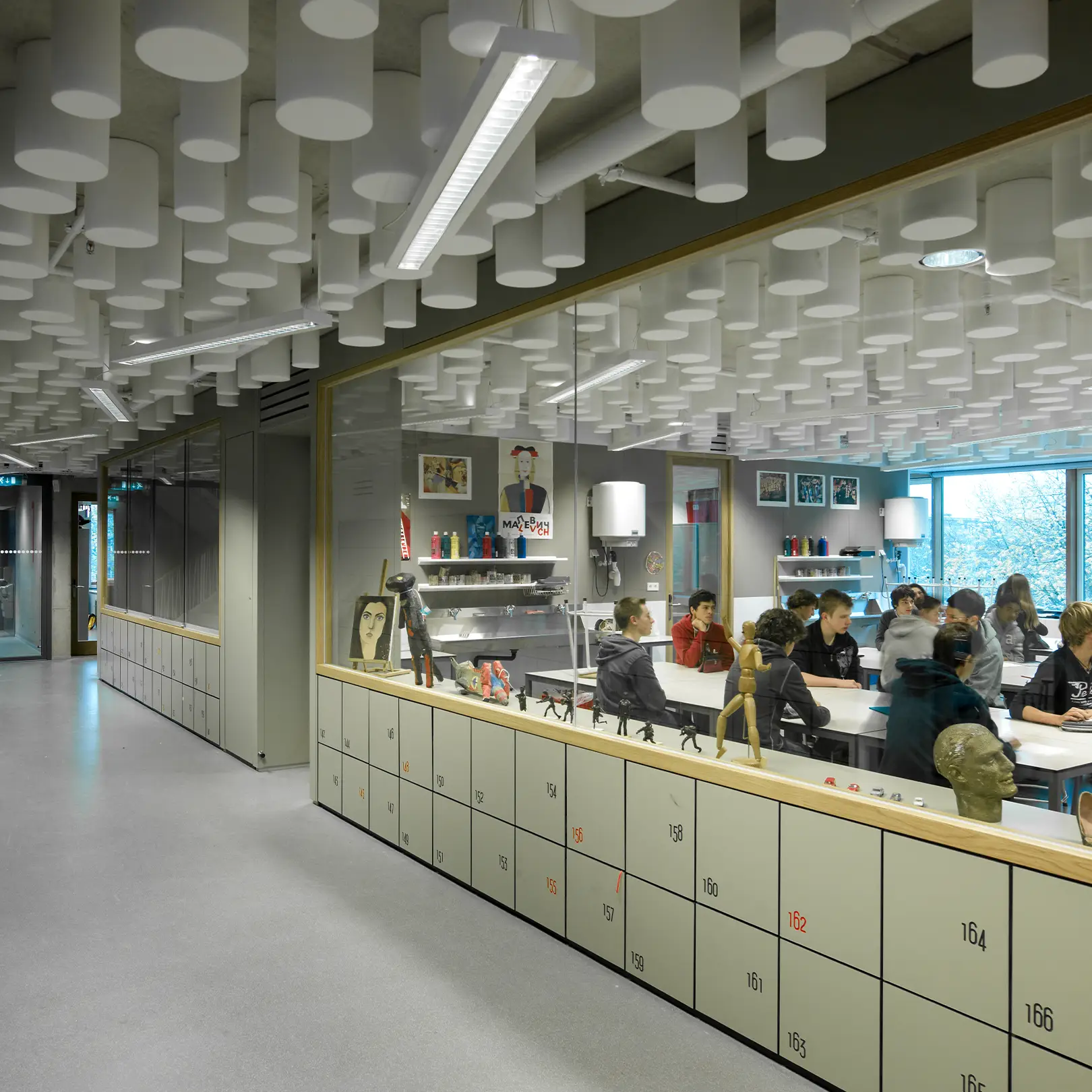 Interieur van een klaslokaal met akoestische plafondpanelen voor verbeterde ruimteakoestiek.