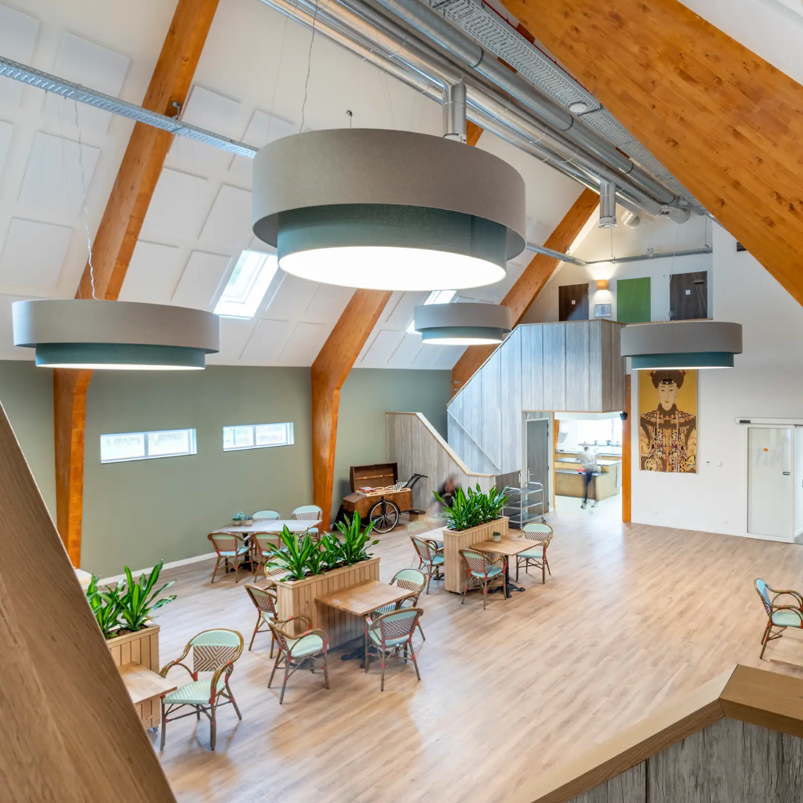 Interieur van een zorginstelling met akoestische plafondpanelen voor verbeterde ruimteakoestiek.