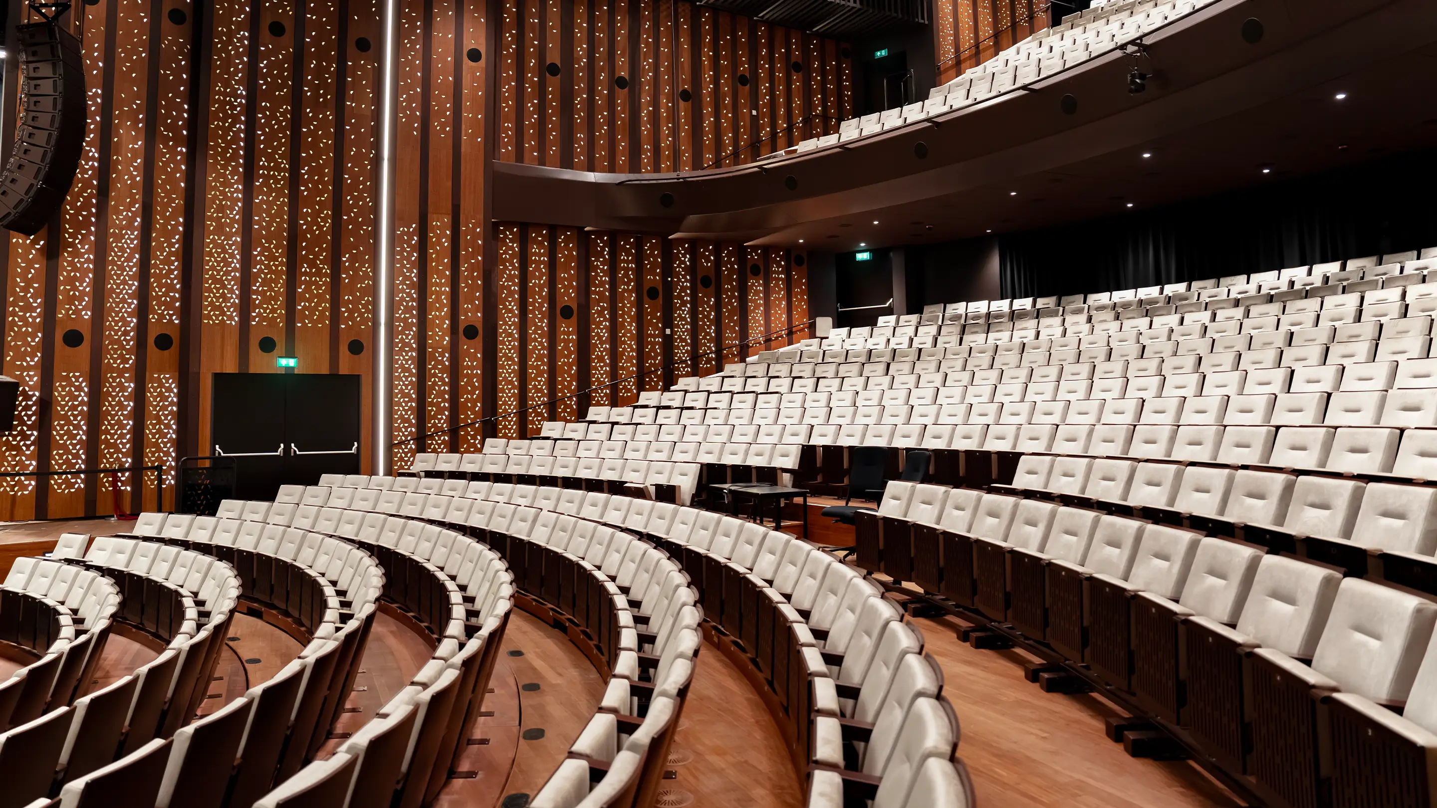 Theaterauditorium met akoestische deuren ter ondersteuning van geluidsisolatie en comfort voor het publiek.