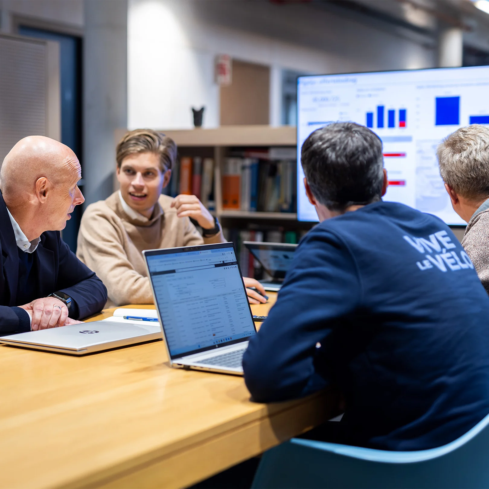 Merford collega's in een meeting op kantoor.
