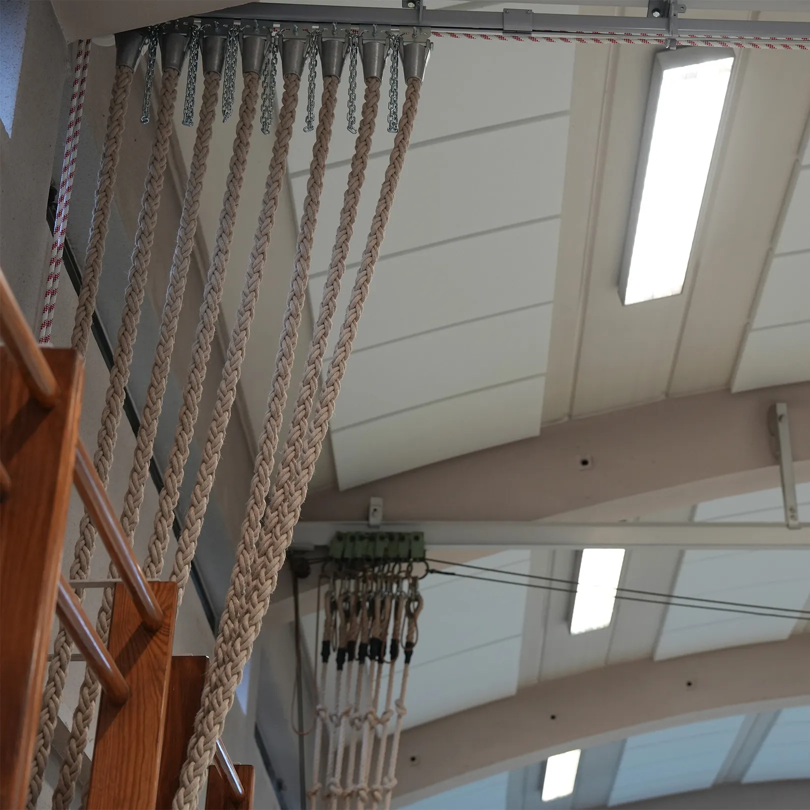 Sportomundo, acoustic panels on ceiling.