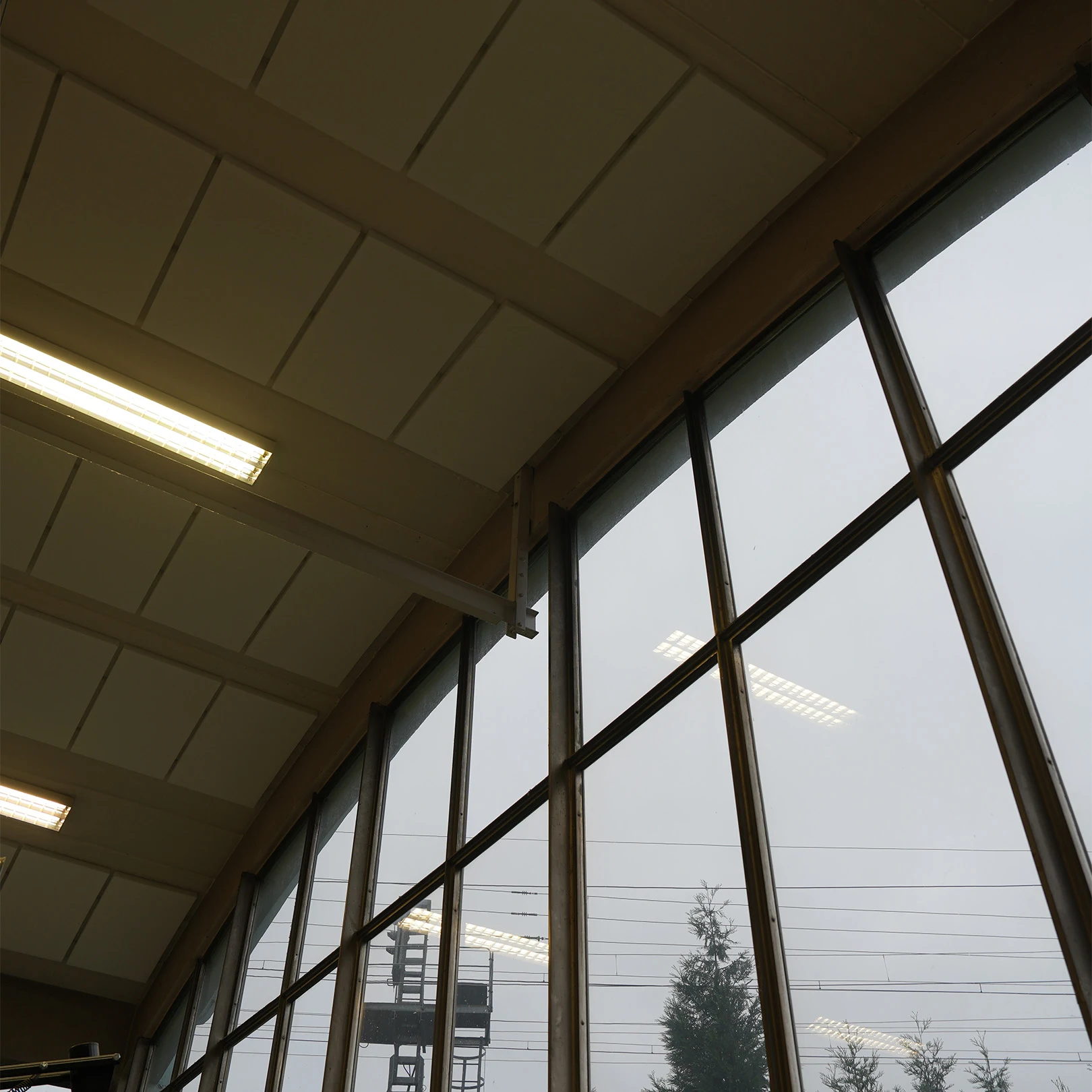 Sportomundo, akotherm on the ceiling, next to windows.