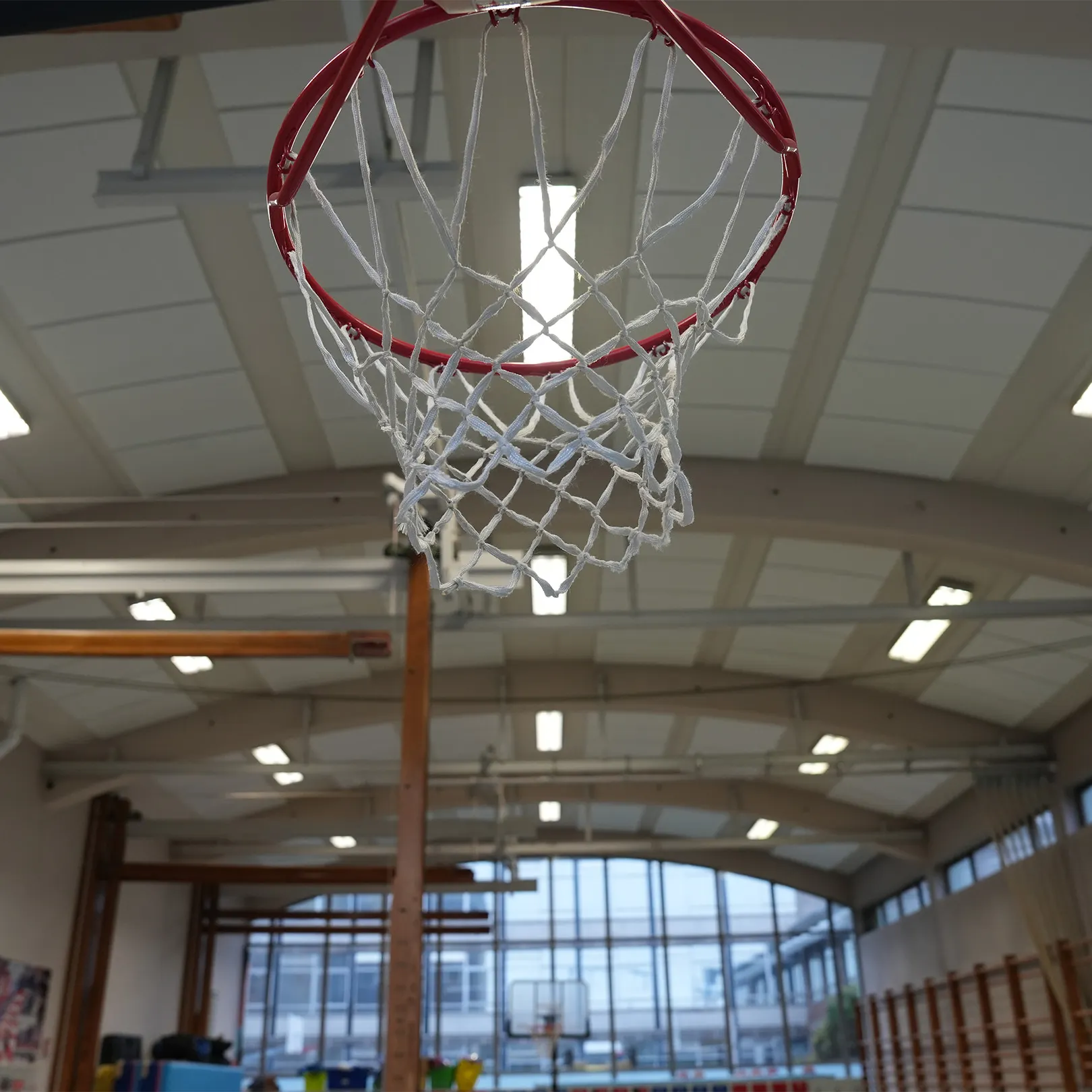 Akotherm panels on the ceiling of school gym, Sportomundo.