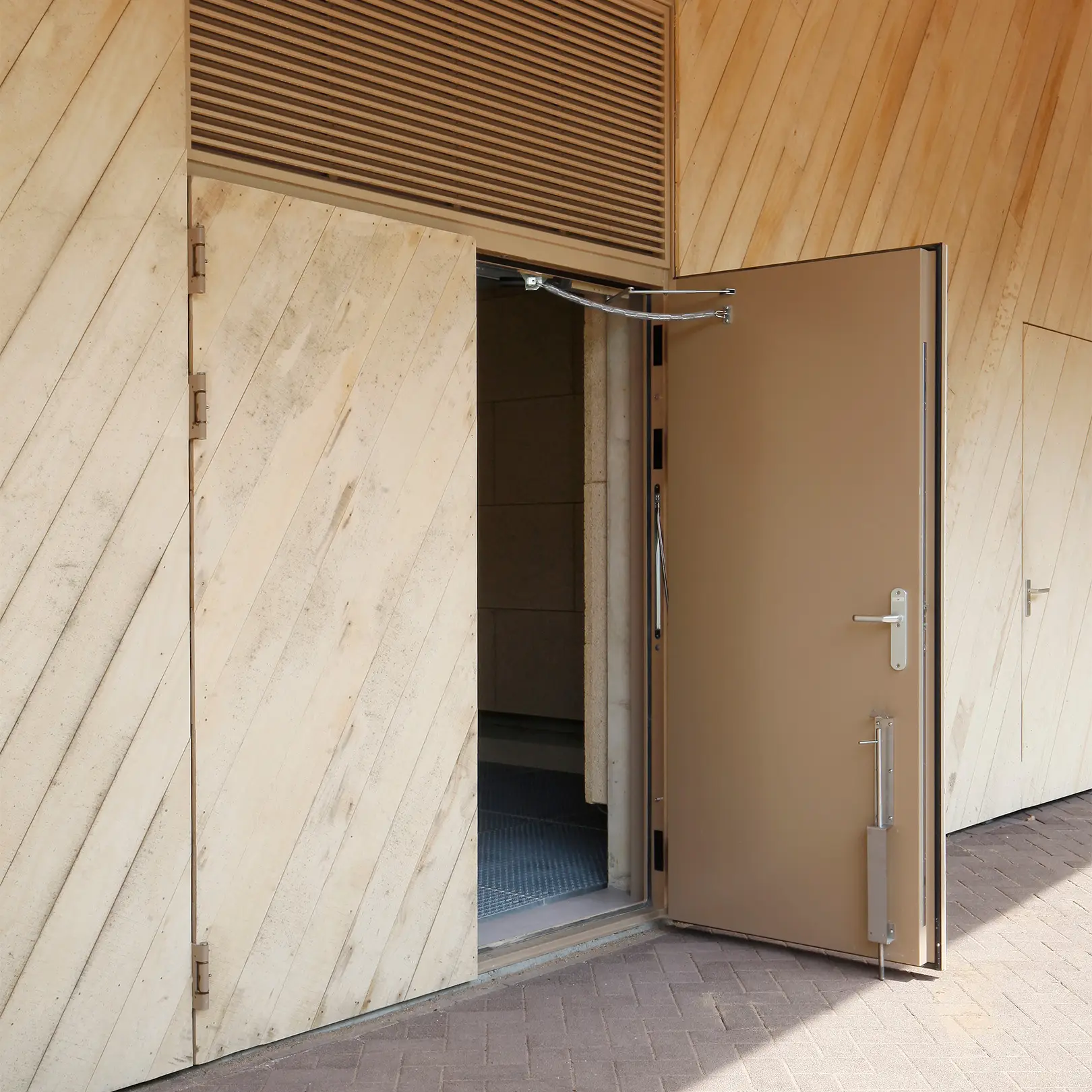 Wood-clad steel doors at Vitens van Heek in Zeddam.