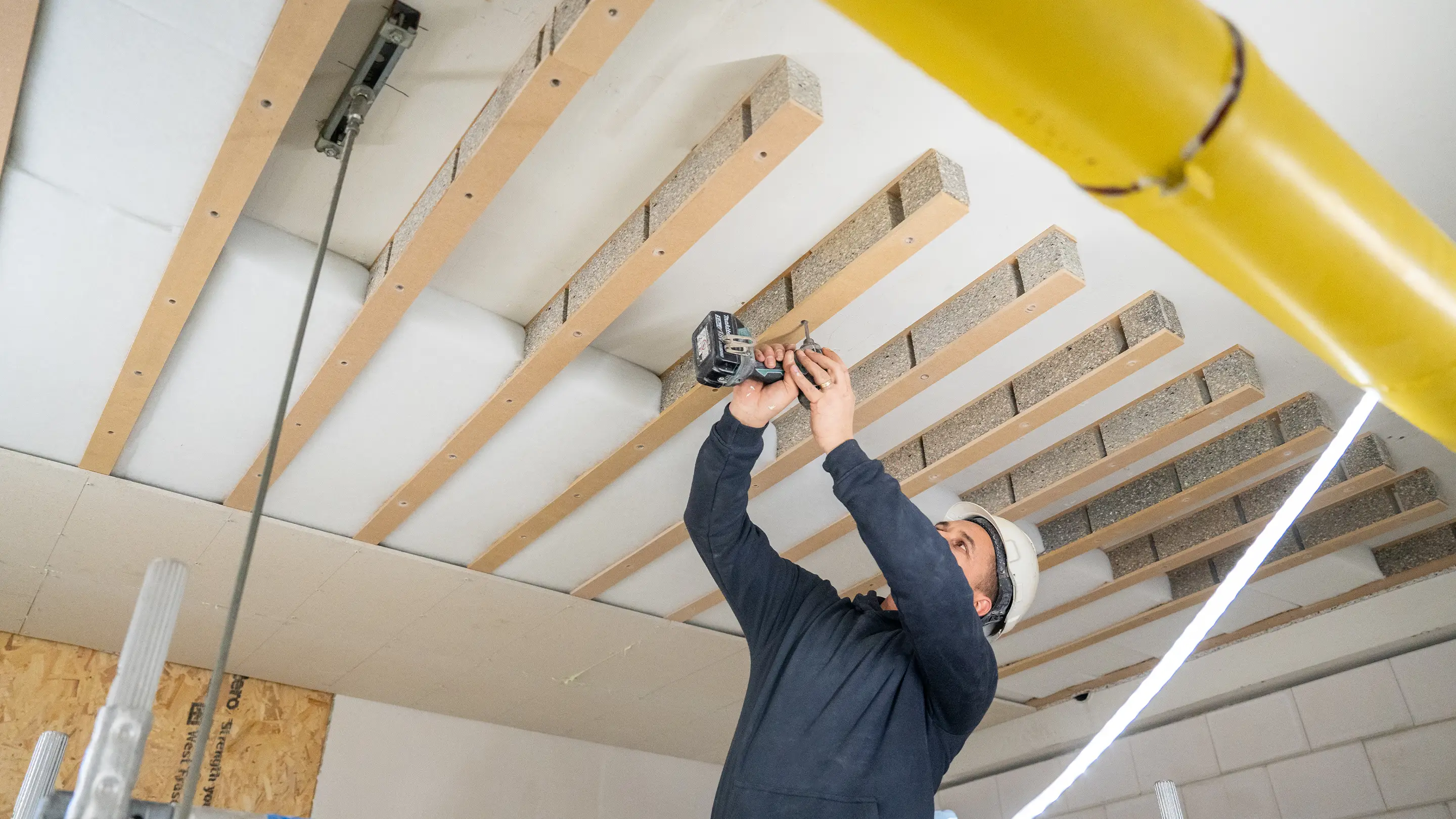 Installer mounting Akoestikon MD.