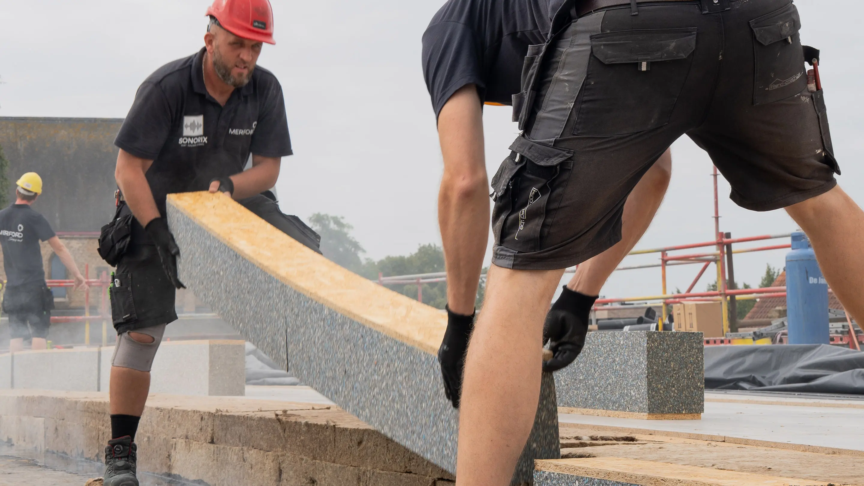 Laying Akoestikon on roof of Boterhalle in Diksmuide.