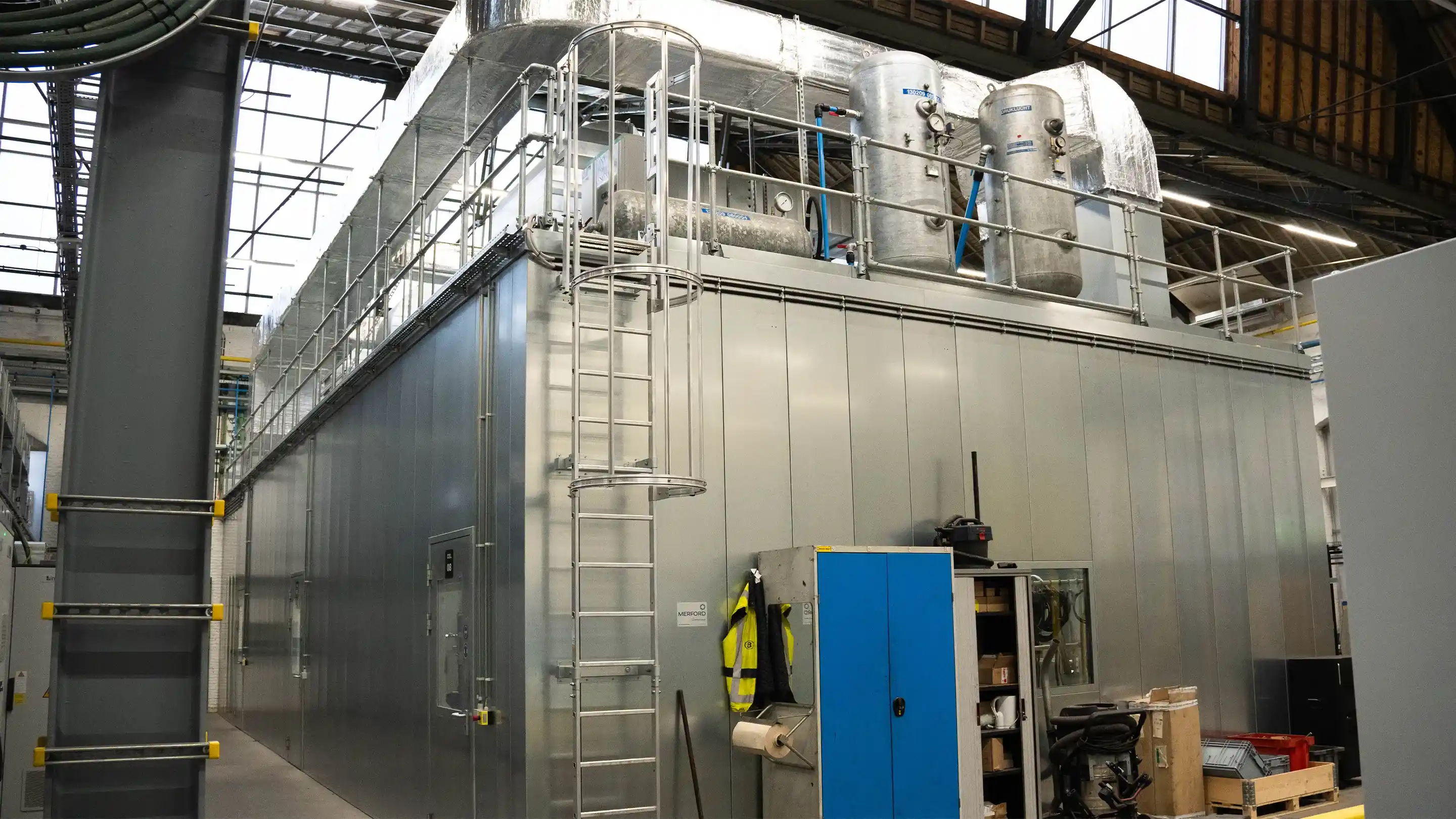 Acoustic test cell with ventilation and technical installation at NMBS workshop.
