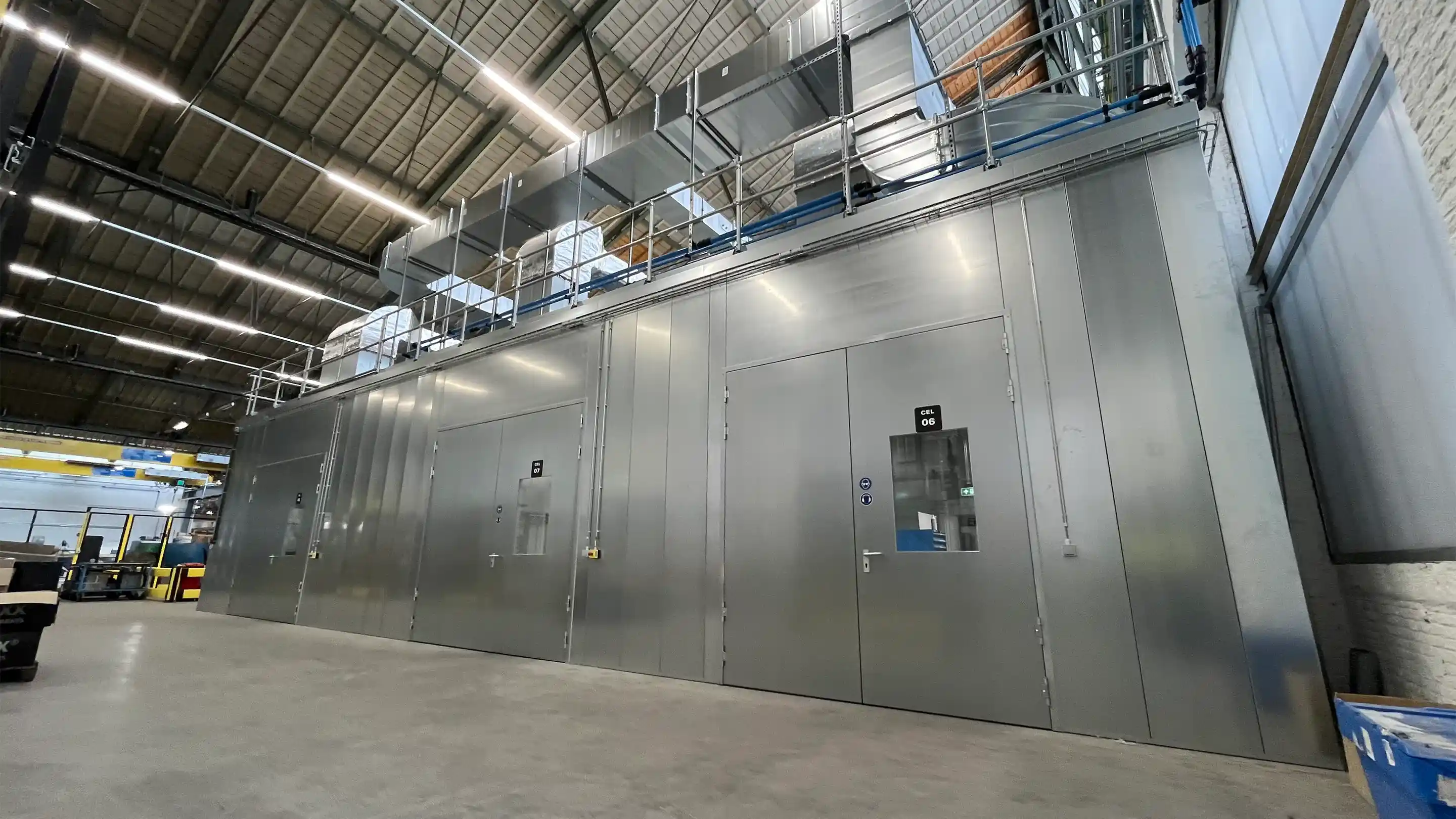 Acoustic test facility with multiple sound-insulated test cells.