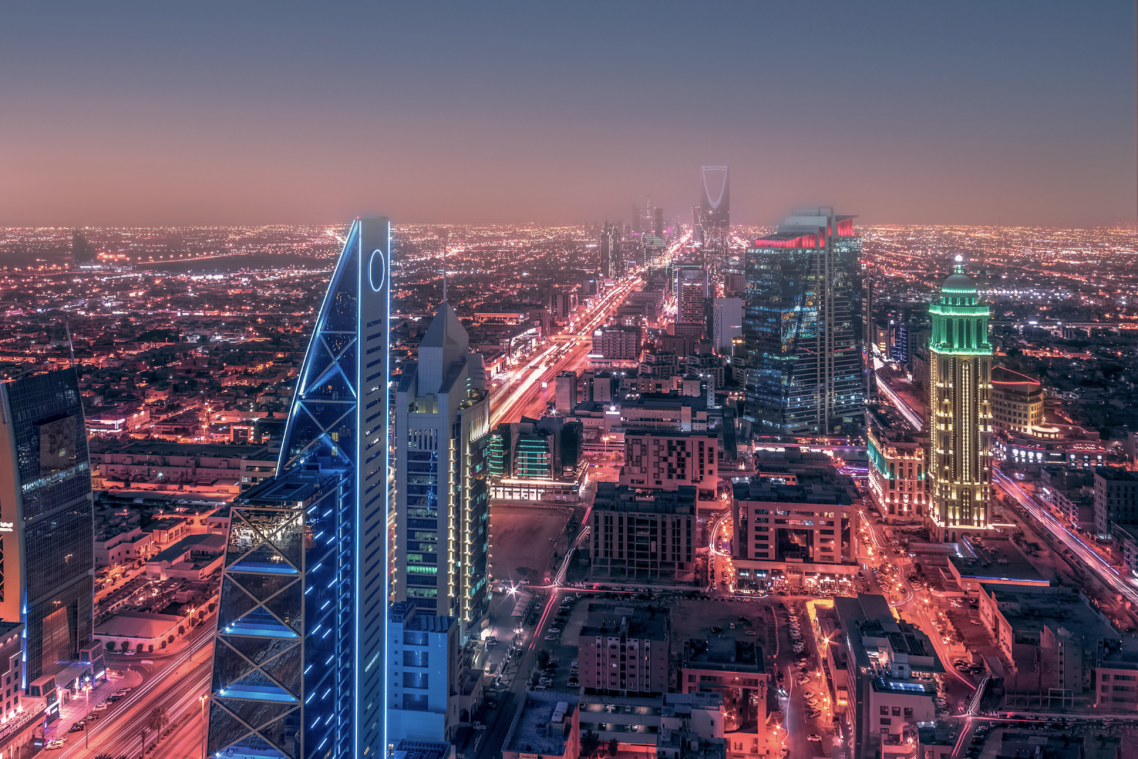 A city with many tall buildingsDescription automatically generated