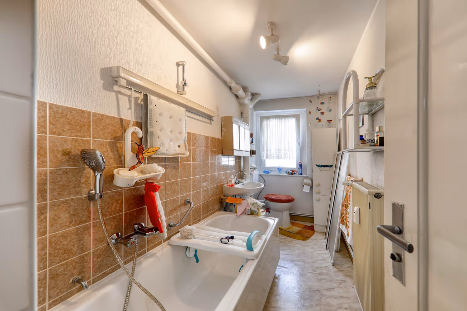 Badezimmer mit Pflegezubehör und persönlichen Gegenständen vor der professionellen Entrümpelung durch GRAVITAS.