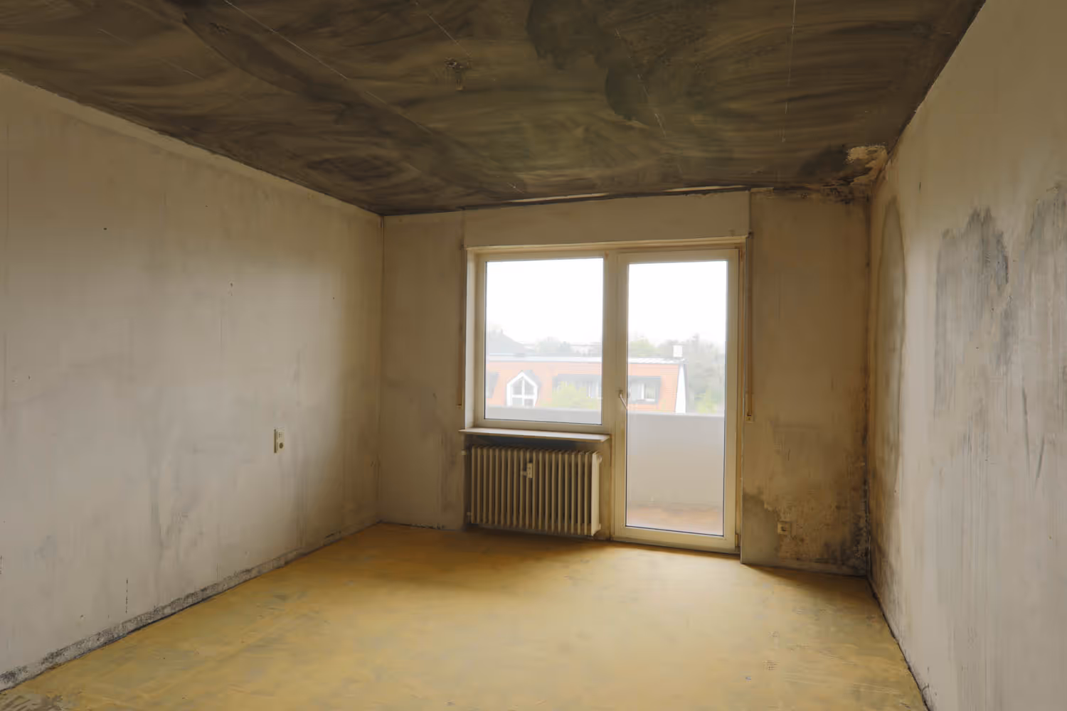 Eine leere Küche nach einer Messiewohnung Auflösung durch GRAVITAS. Mit Grundreinigung, und kompletter Entrümpelung.