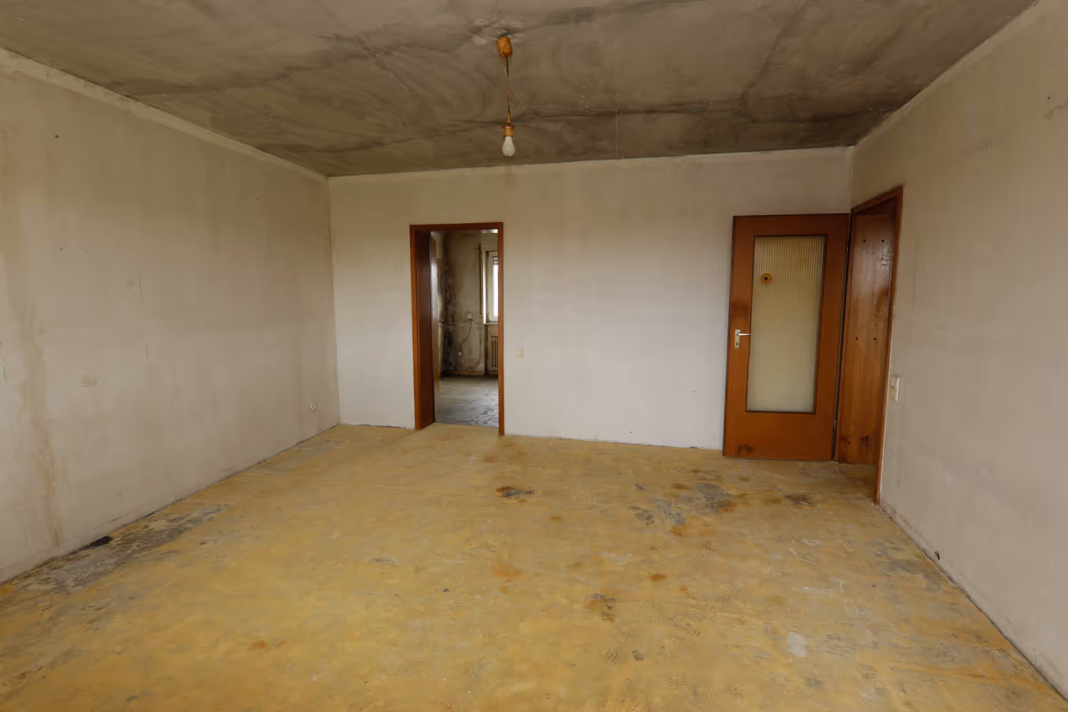 Ein leeres Wohnzimmer nach einer Messiewohnung Auflösung durch GRAVITAS. Mit Grundreinigung, und kompletter Entrümpelung.
