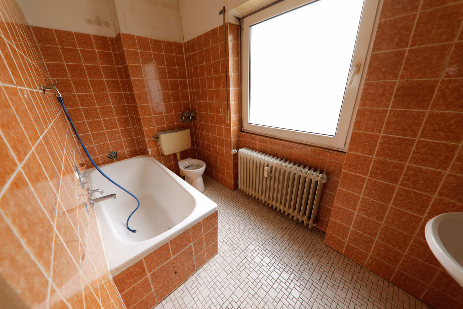 Ein perfekt gereinigtes Bad einer ehemaligen Messiewohnung nach einer Messiewohnungsräumung mit Grundreinigung durch GRAVITAS.