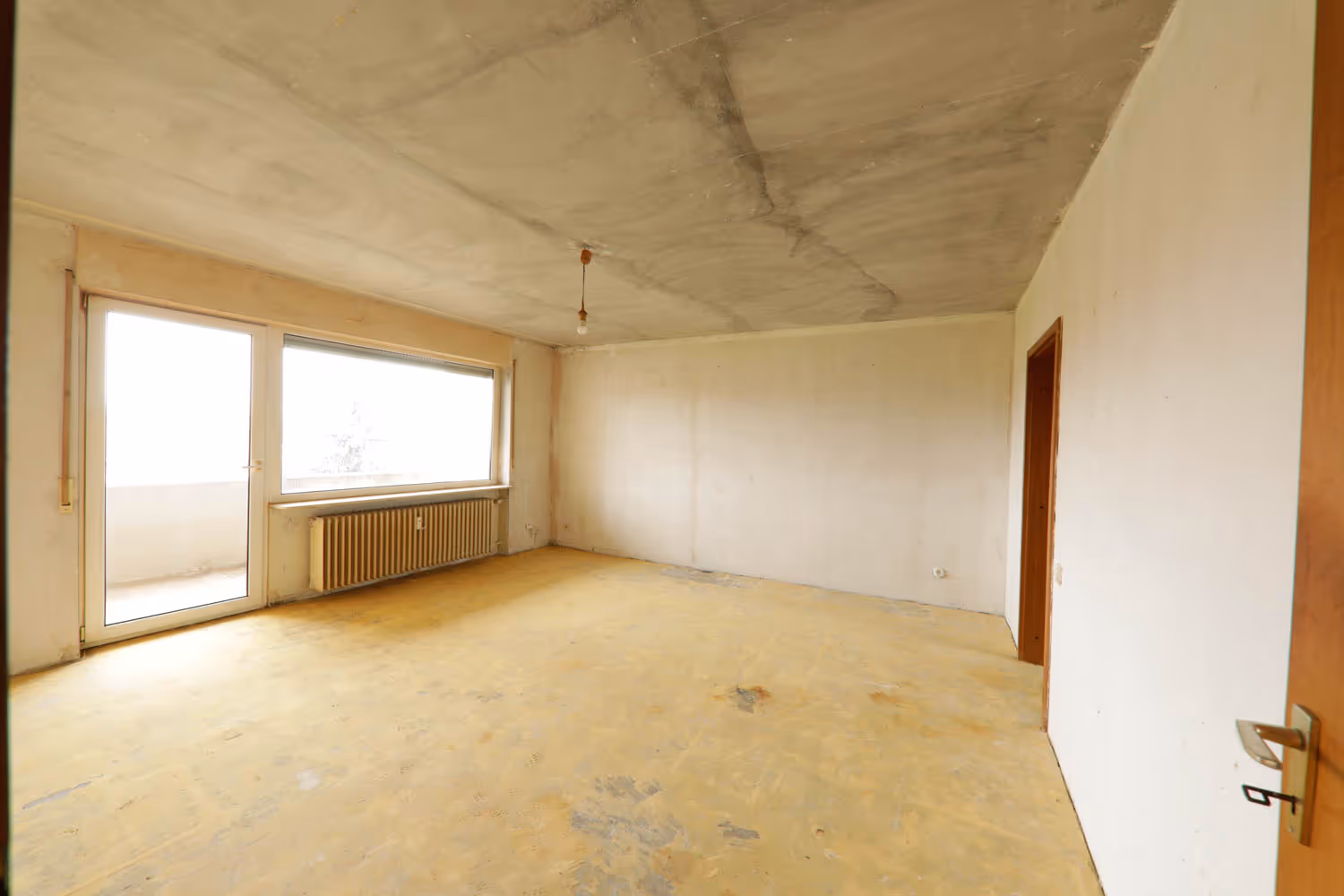 Ein komplett leeres Wohnzimmer nach einer Messiewohnung Auflösung durch GRAVITAS. Mit Grundreinigung, und kompletter Entrümpelung.