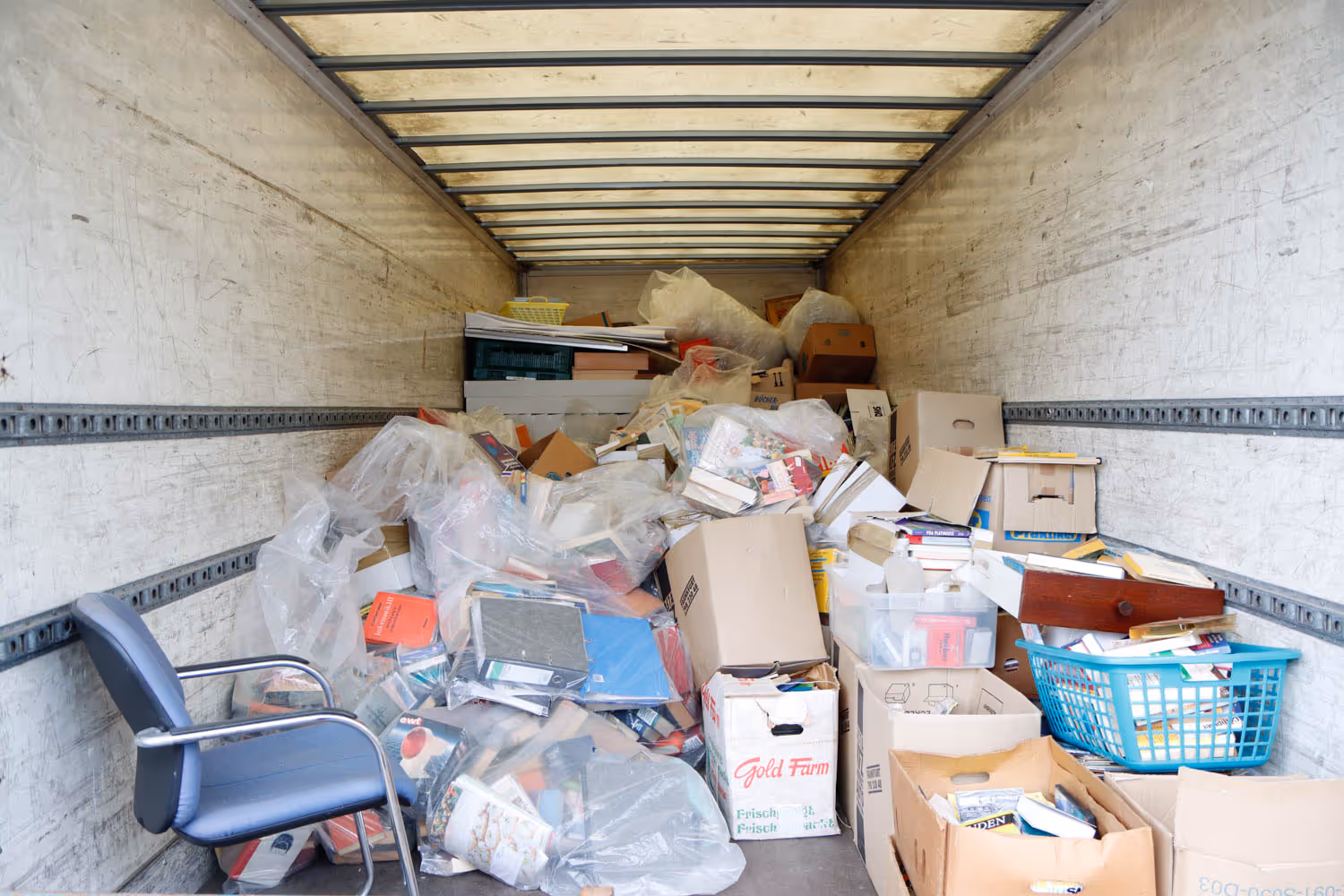 Lastwagen von GRAVITAS nach einer Räumung einer Messiewohnung mit Wertanrechnung.