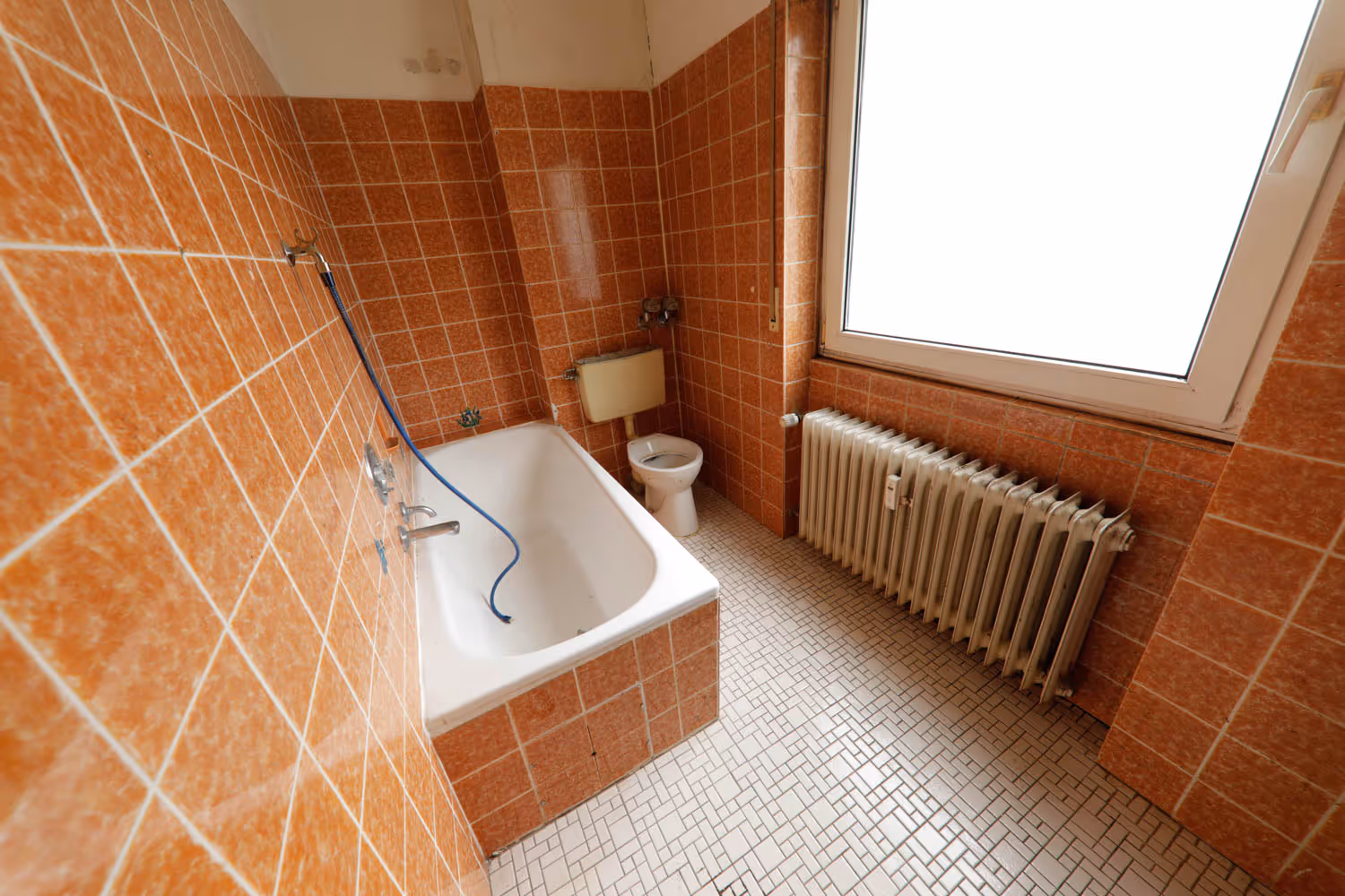 Ein schön gereinigtes Bad einer ehemaligen Messiewohnung nach einer Messiewohnungsräumung mit Grundreinigung durch GRAVITAS.