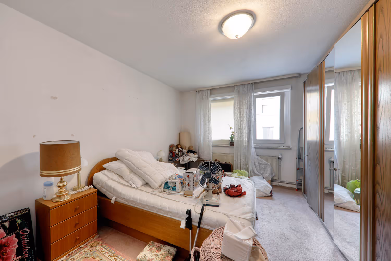 Senioren Schlafzimmer mit alten Möbeln und persönlichen Gegenständen vor einer geplanten Haushaltsauflösung.