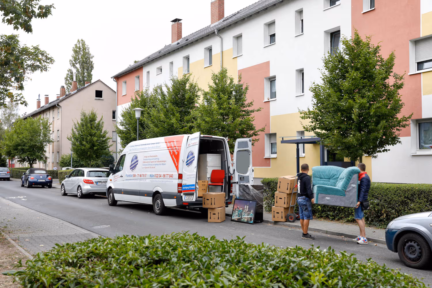 Ein GRAVITAS Lieferwagen vor einer Wohnsiedlung bei Einlagerung, Kleintransporter Seniorenumzug, Haushaltsauflösungen oder Entrümpelungen.