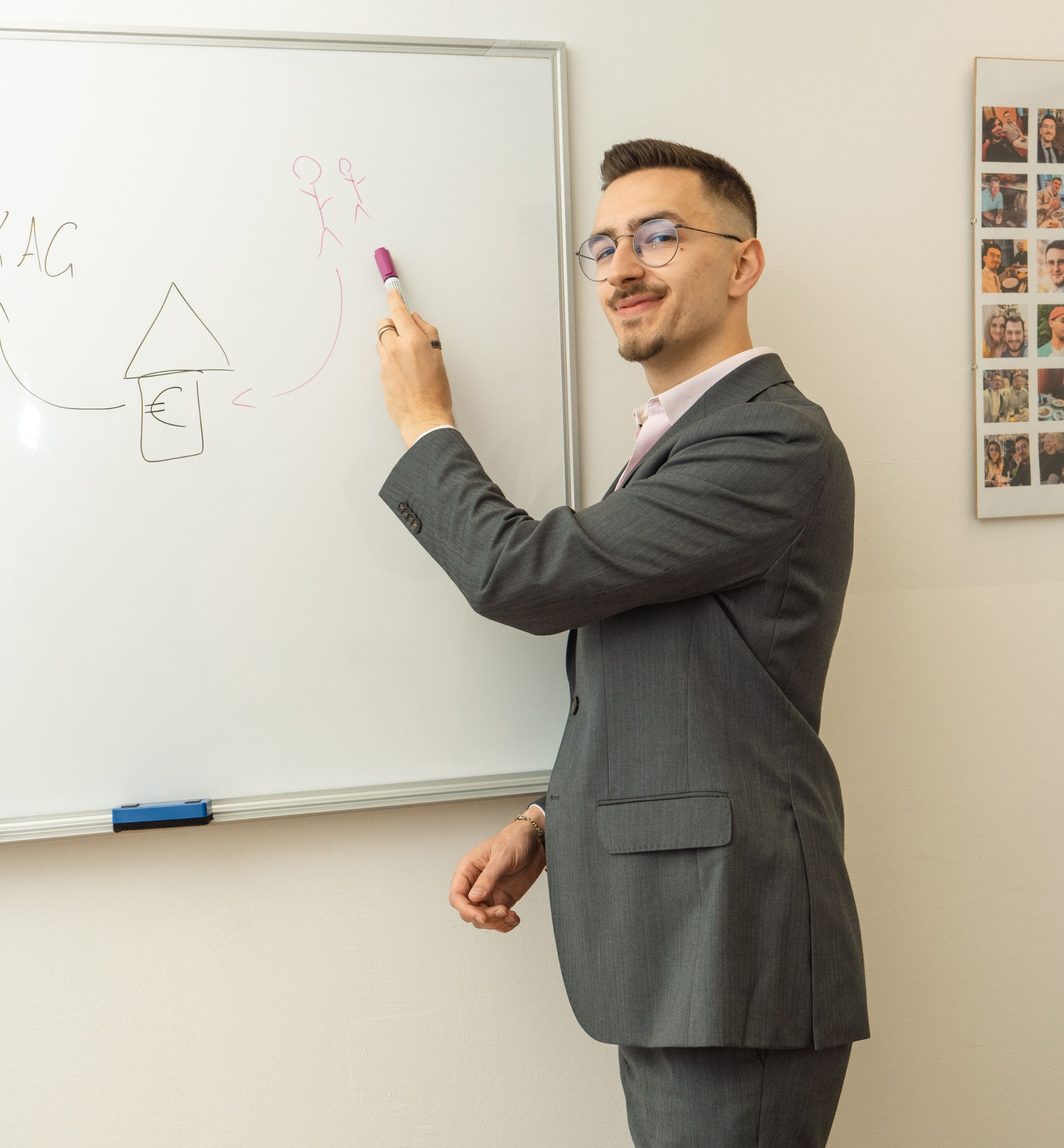 Kundin und Richard Winter im Austausch über Finanzunterlagen