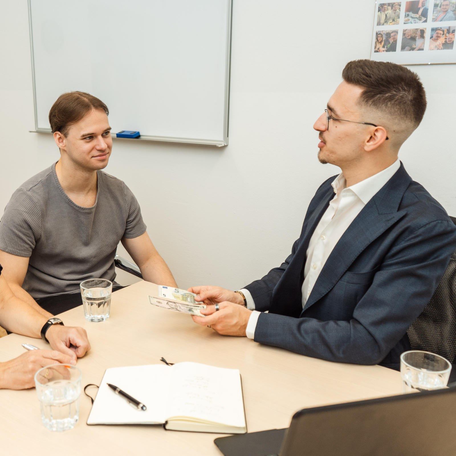 Kundin und Richard Winter im Austausch über Finanzunterlagen