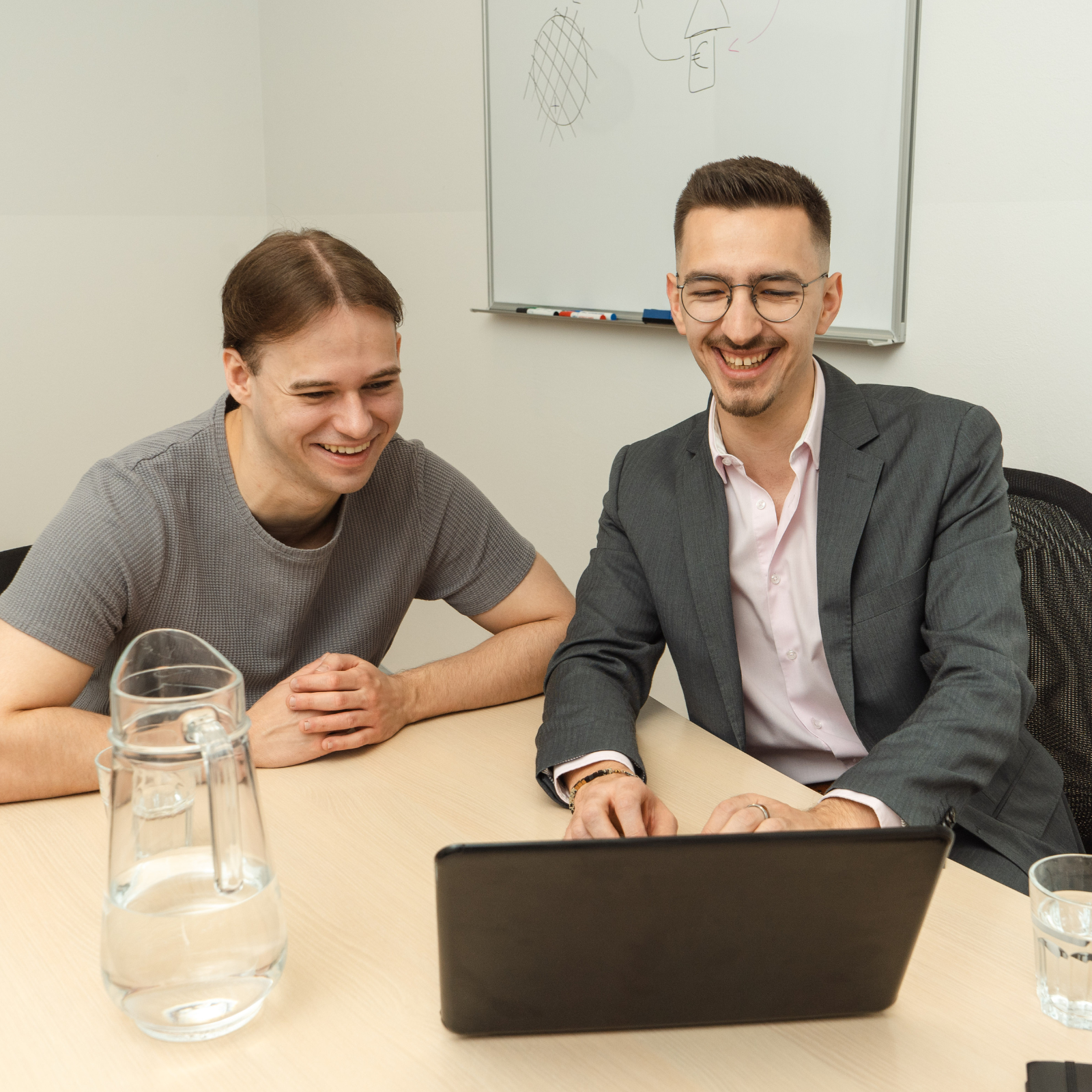 Beratungsgespräch mit junger Kundin im modernen Büro