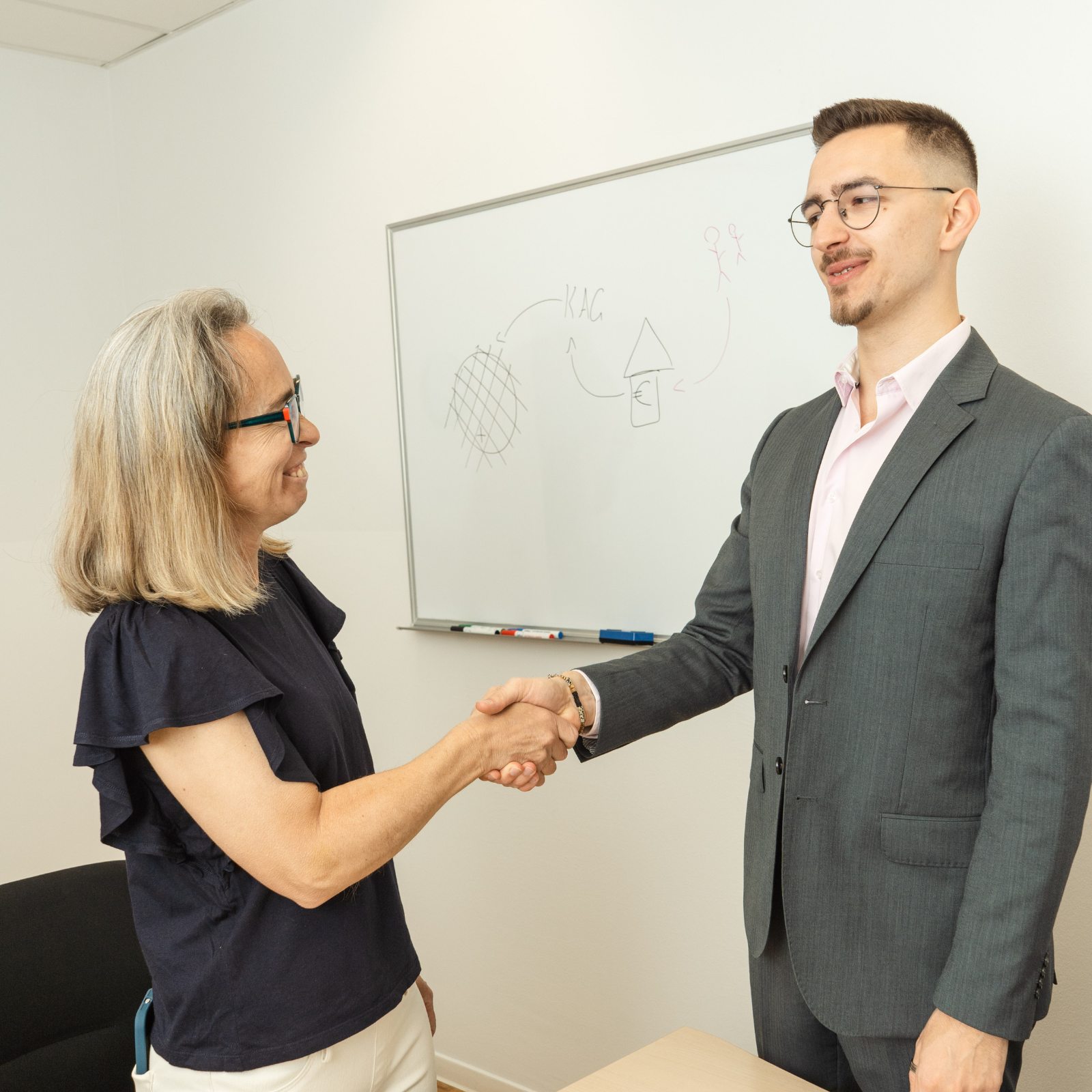 Professionelles Gespräch mit älterem Mandanten